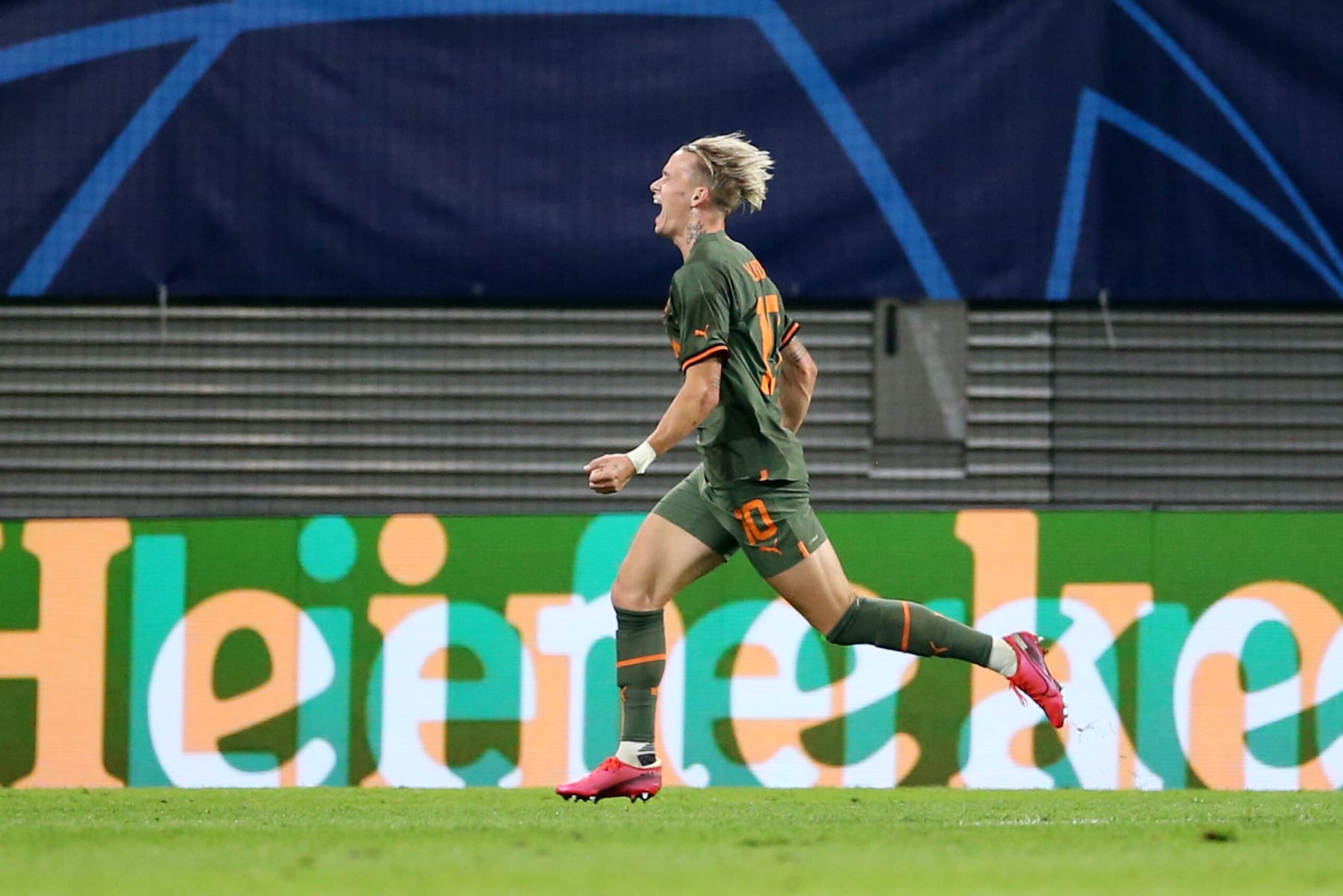 LEIPZIG, GERMANY - SEPTEMBER 06: Mykhaylo Mudryk of Shakhtar Donetsk celebrates after scoring their team's third goal during the UEFA Champions League group F match between RB Leipzig and Shakhtar Donetsk at Red Bull Arena on September 06, 2022 in Leipzig, Germany. (Photo by Cathrin Mueller/Getty Images)