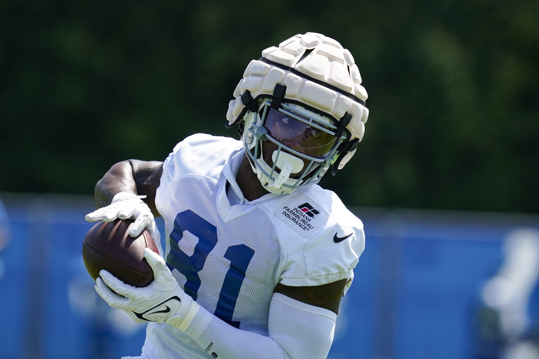 Indianapolis Colts tight end Mo Alie-Cox (81) makes a catch during practice at the NFL team's football training camp in Westfield, Ind., Wednesday, Aug. 3, 2022. (AP Photo/Michael Conroy)