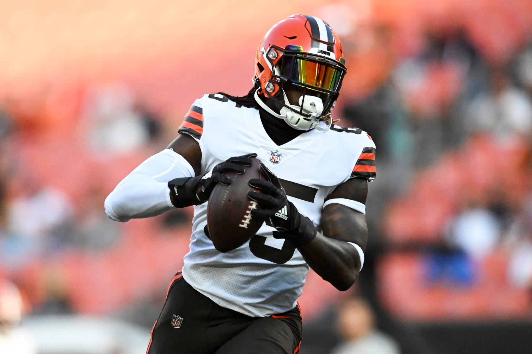 CLEVELAND, OH - AUGUST 27: David Njoku #85 of the Cleveland Browns warms up prior to a preseason game against the Chicago Bears at FirstEnergy Stadium on August 27, 2022 in Cleveland, Ohio. (Photo by Nick Cammett/Diamond Images via Getty Images)