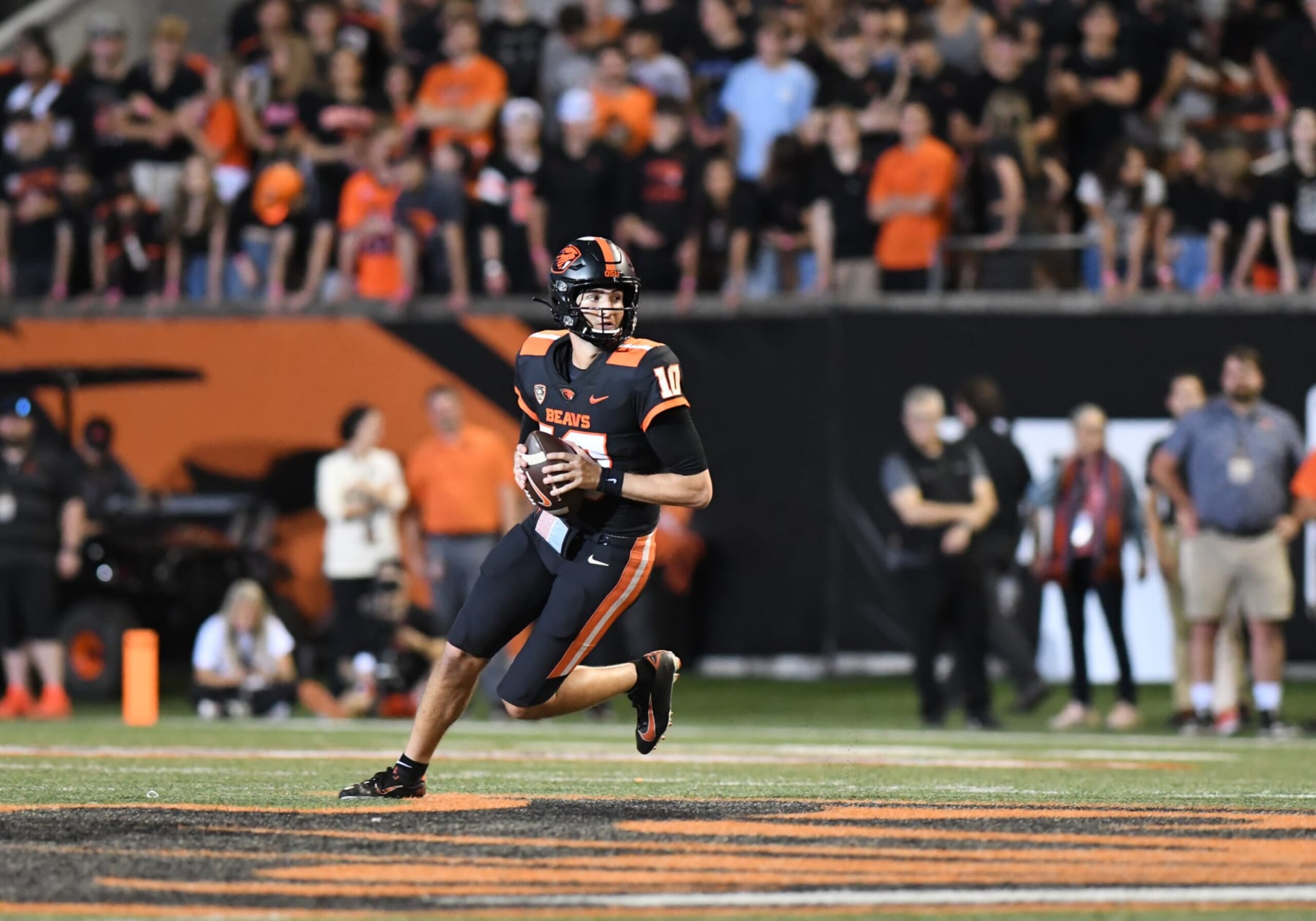 CORVALLIS, OR - SEPTEMBER 03: Oregon State Beavers quarterback Chance Nolan (10) looks down field during a college football game between the Boise State Broncos and Oregon State Beavers on September 3, 2022, at Reser Stadium in Corvallis, Oregon.(Photo by Brian Murphy/Icon Sportswire via Getty Images) CORVALLIS, OR - SEPTEMBER 03: Oregon State Beavers quarterback Chance Nolan (10) looks down field during a college football game between the Boise State Broncos and Oregon State Beavers on September 3, 2022, at Reser Stadium in Corvallis, Oregon.(Photo by Brian Murphy/Icon Sportswire via Getty Images)
