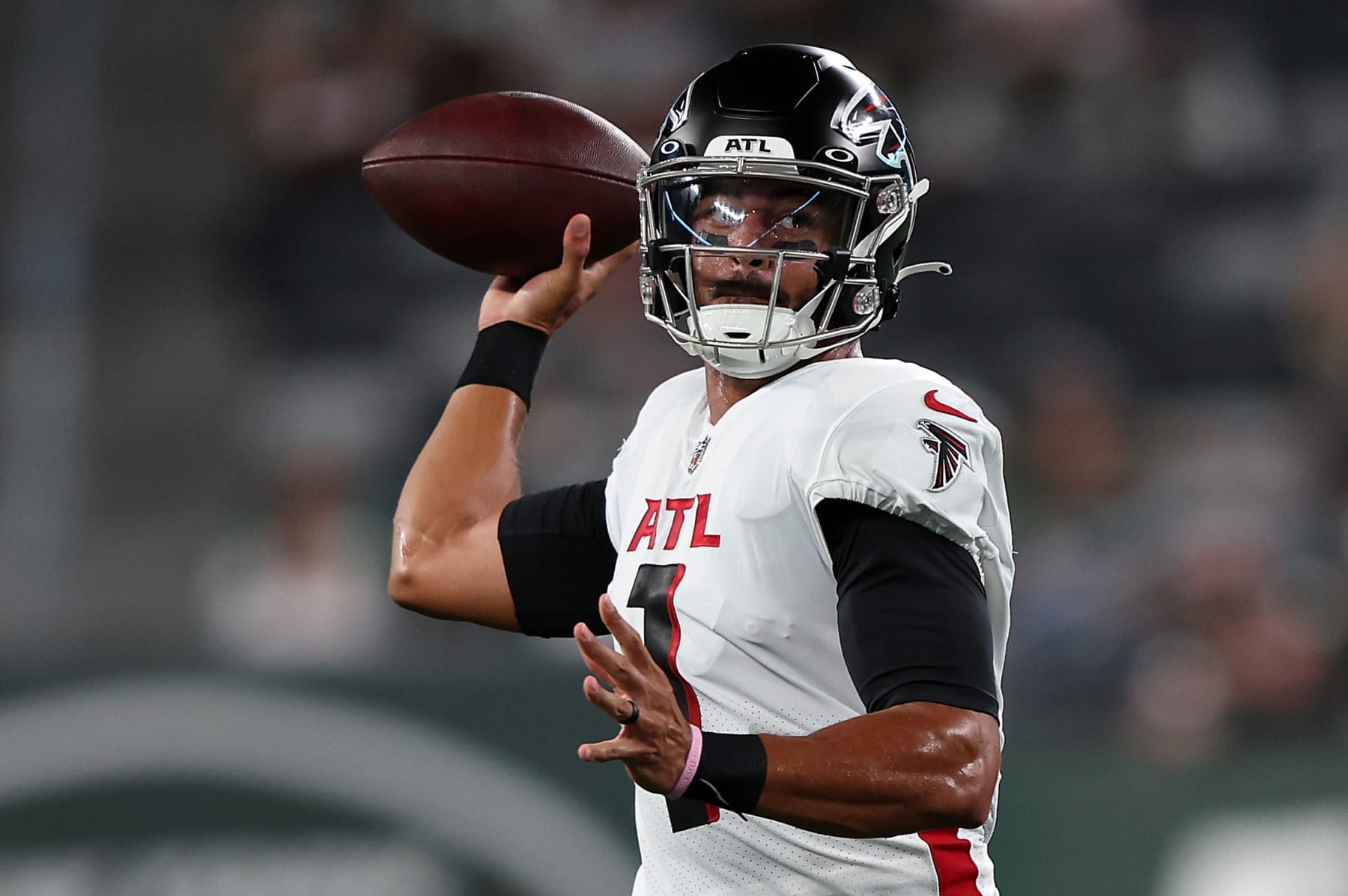 EAST RUTHERFORD, NEW JERSEY - AUGUST 22:  Quarterback Marcus Mariota #1 of the Atlanta Falcons passes during the 1st quarter of the preseason game against the New York Jets at MetLife Stadium on August 22, 2022 in East Rutherford, New Jersey. (Photo by Jamie Squire/Getty Images)