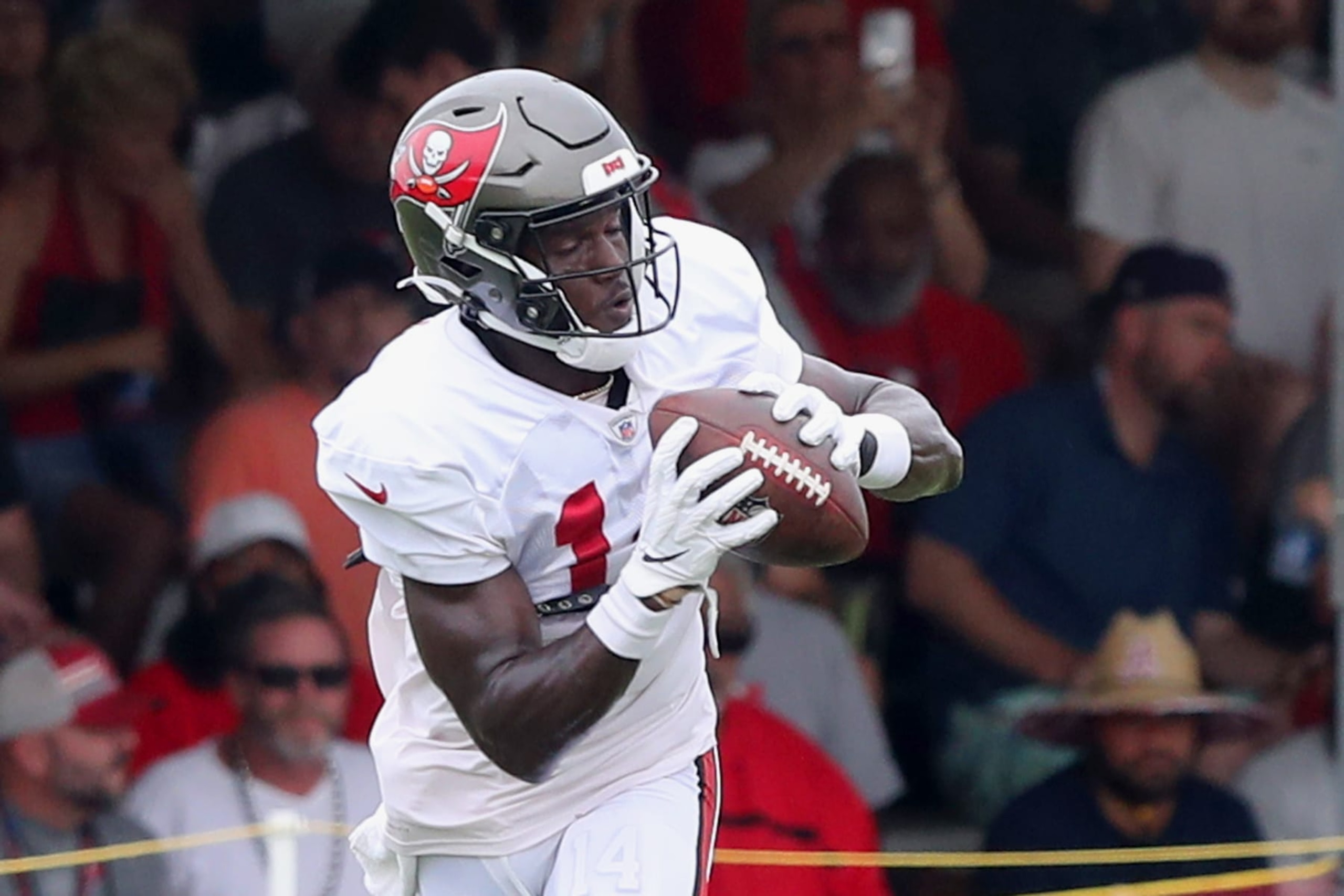 TAMPA, FL - AUG 11: Tampa Bay Buccaneers wide receiver Chris Godwin (14) catches a pass during the Tampa Bay Buccaneers & Miami Dolphins Joint-Practice on August 11, 2022 at the AdventHealth Training Center at One Buccaneer Place in Tampa, Florida. (Photo by Cliff Welch/Icon Sportswire via Getty Images) TAMPA, FL - AUG 11: Tampa Bay Buccaneers wide receiver Chris Godwin (14) catches a pass during the Tampa Bay Buccaneers & Miami Dolphins Joint-Practice on August 11, 2022 at the AdventHealth Training Center at One Buccaneer Place in Tampa, Florida. (Photo by Cliff Welch/Icon Sportswire via Getty Images)