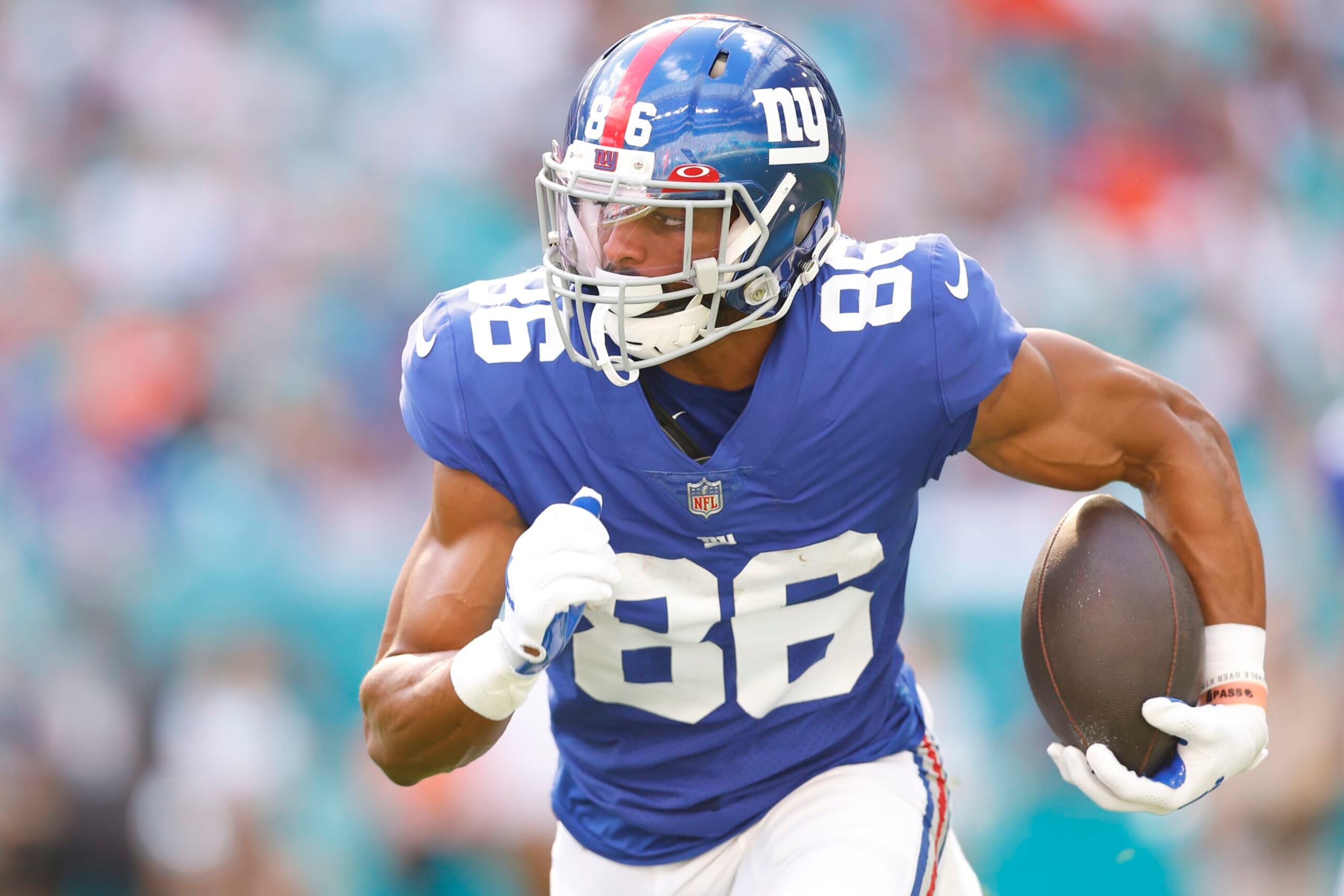 MIAMI GARDENS, FLORIDA - DECEMBER 05: Darius Slayton #86 of the New York Giants runs with the ball against the Miami Dolphins at Hard Rock Stadium on December 05, 2021 in Miami Gardens, Florida. (Photo by Michael Reaves/Getty Images)
