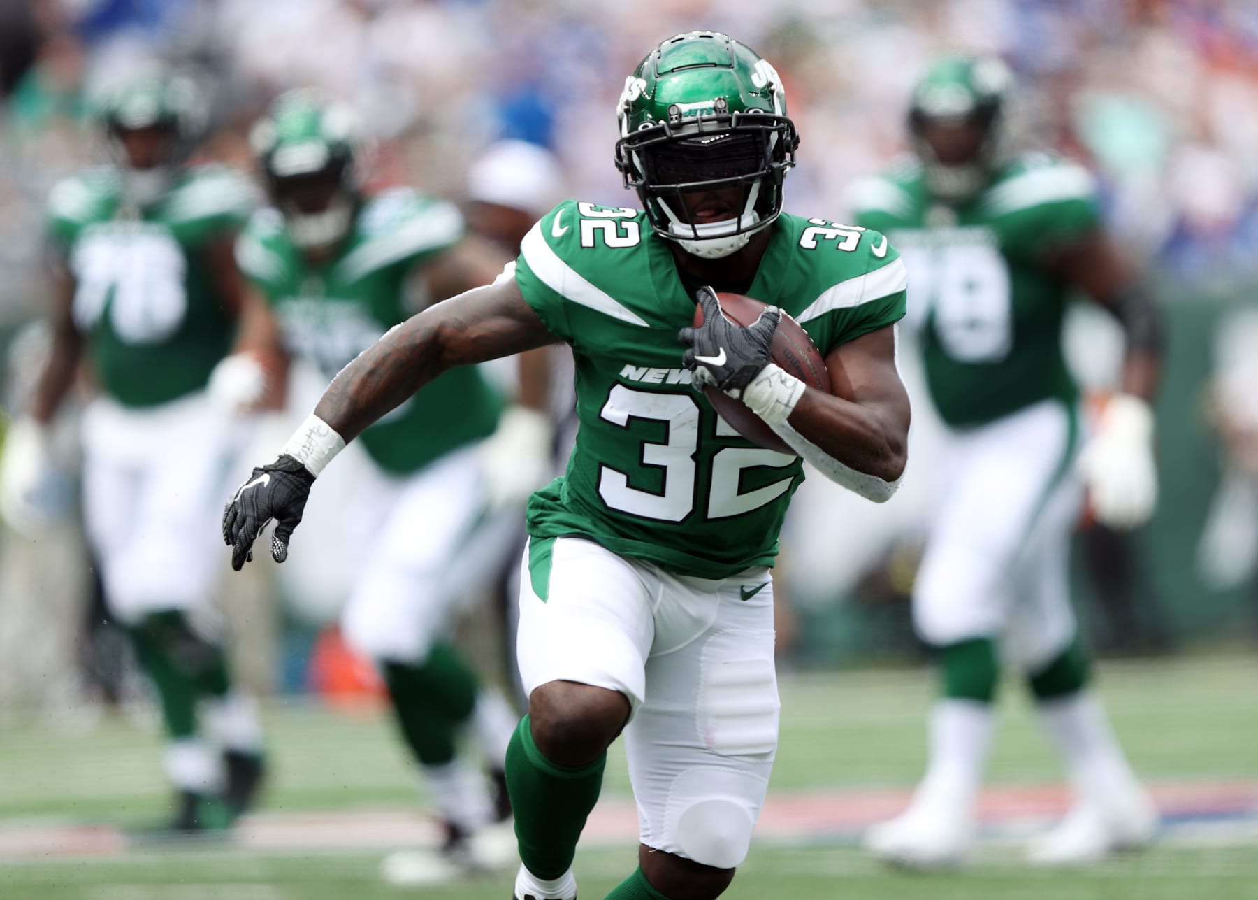 EAST RUTHERFORD, NEW JERSEY - AUGUST 28:  Running back Michael Carter #32 of the New York Jets carries the ball during the 1st half of the preseason game against the New York Giants at MetLife Stadium on August 28, 2022 in East Rutherford, New Jersey. (Photo by Jamie Squire/Getty Images)
