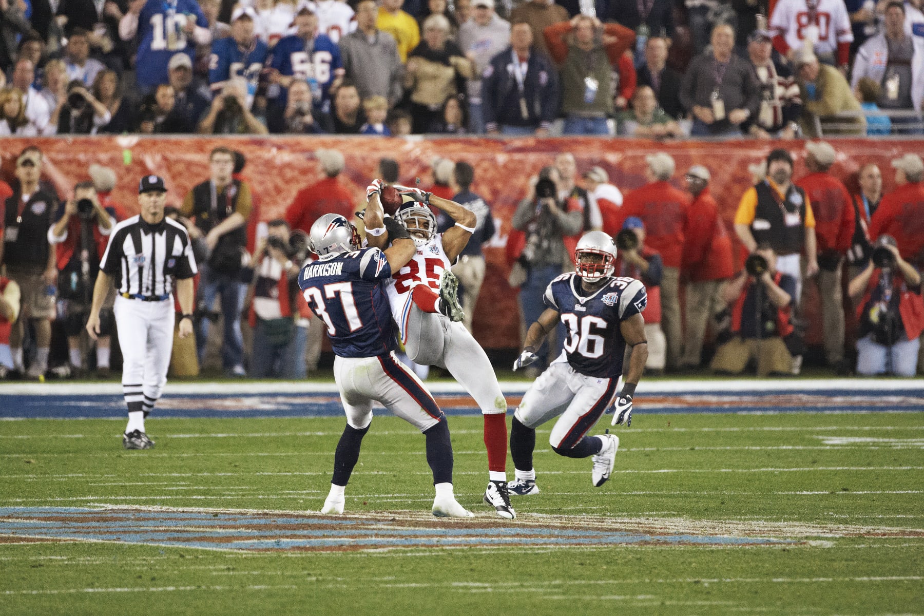 Football: Super Bowl XLII: New York Giants David Tyree (85) in action, making catch using helmet during 4th quarter vs New England Patriots Rodney Harrison (37) at University of Phoenix Stadium. 
Glendale, AZ 2/3/2008
CREDIT: John W. McDonough (Photo by John W. McDonough /Sports Illustrated via Getty Images)
(Set Number: X79476 TK2 R3 F179 )