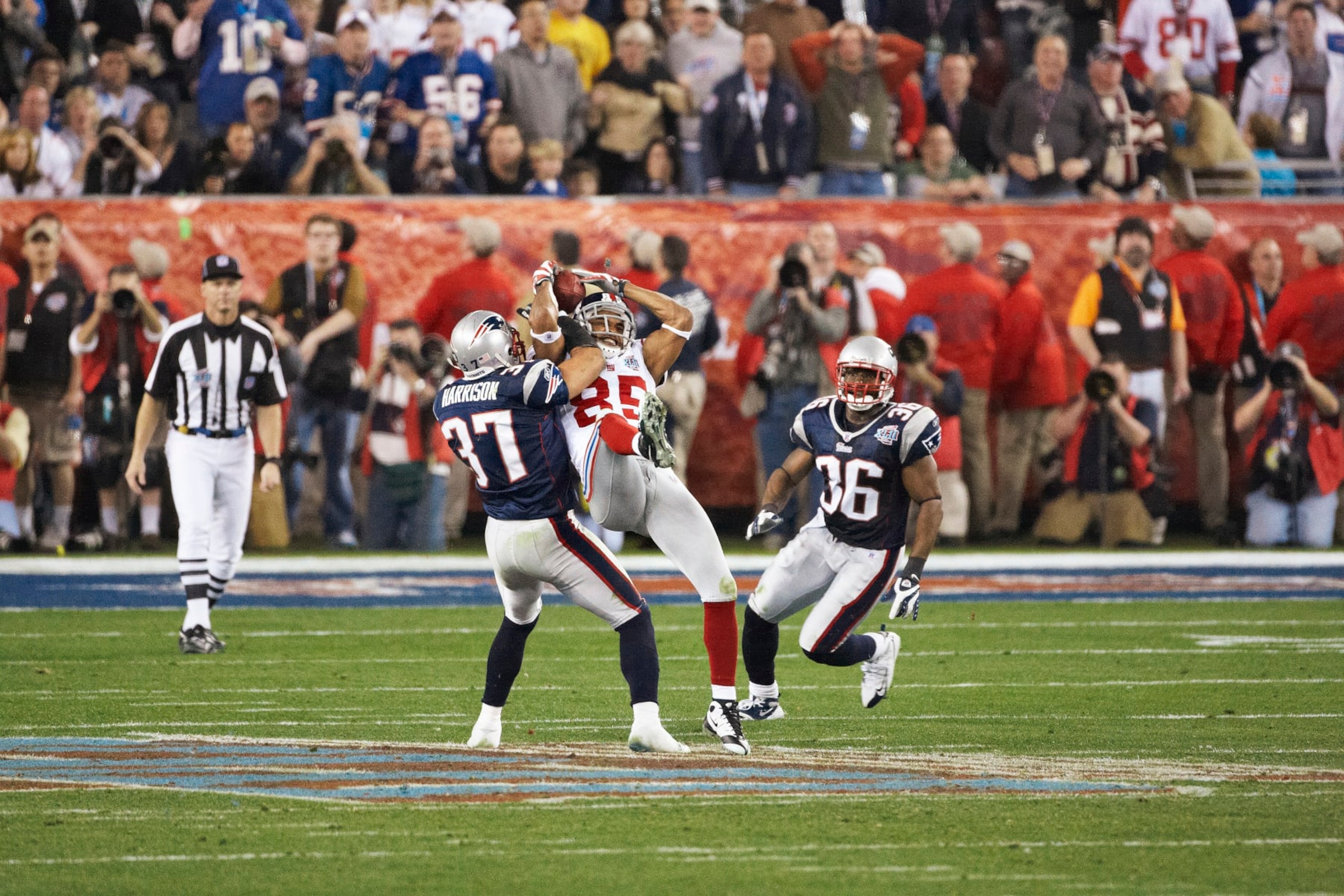 Football: Super Bowl XLII: New York Giants David Tyree (85) in action, making catch using helmet during 4th quarter vs New England Patriots Rodney Harrison (37) at University of Phoenix Stadium. 
Glendale, AZ 2/3/2008
CREDIT: John W. McDonough (Photo by John W. McDonough /Sports Illustrated via Getty Images)
(Set Number: X79476 TK2 R3 F179 )