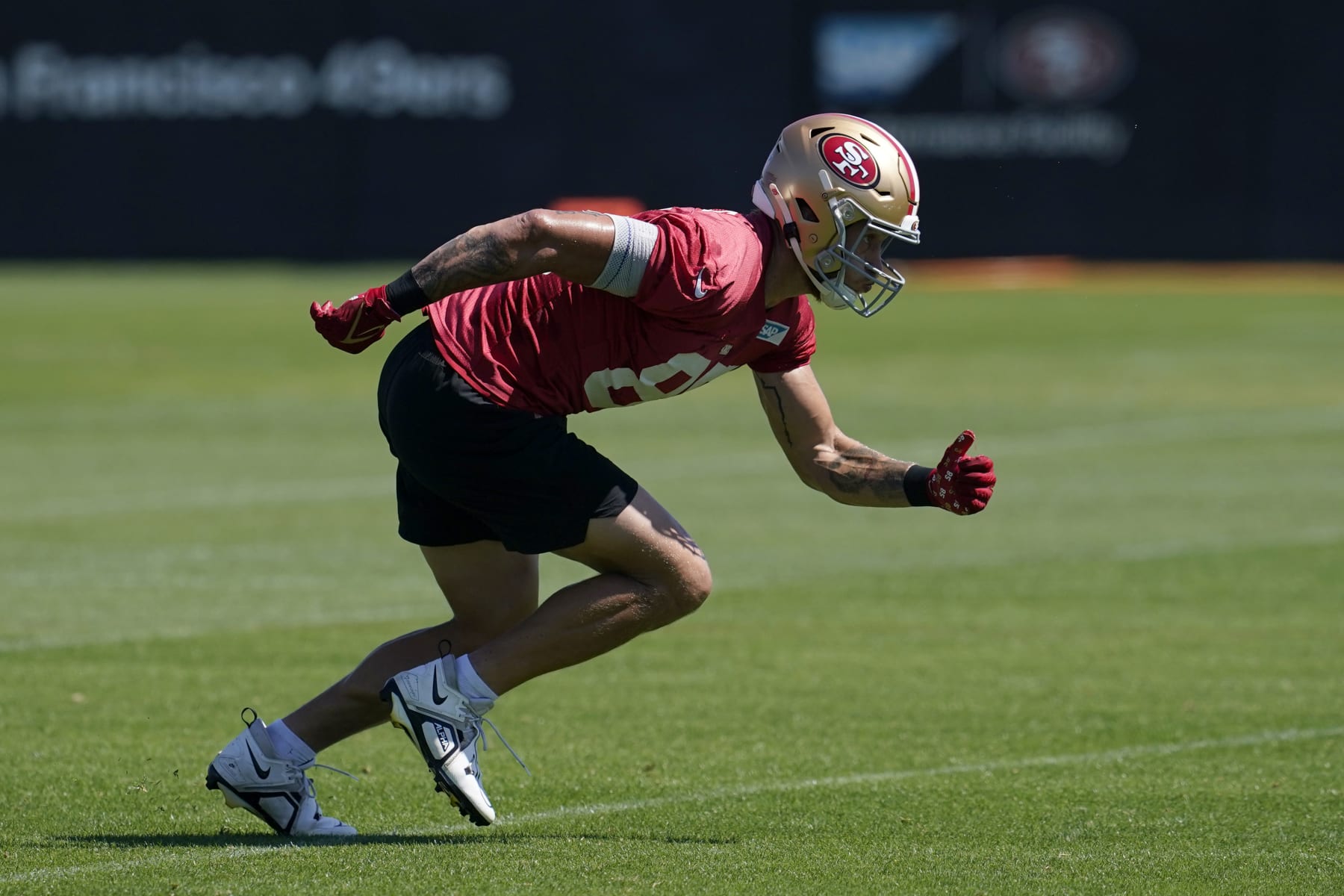 San Francisco 49ers' George Kittle takes part in drills at the NFL football team's practice facility in Santa Clara, Calif., Thursday, Sept. 1, 2022. (AP Photo/Jeff Chiu)