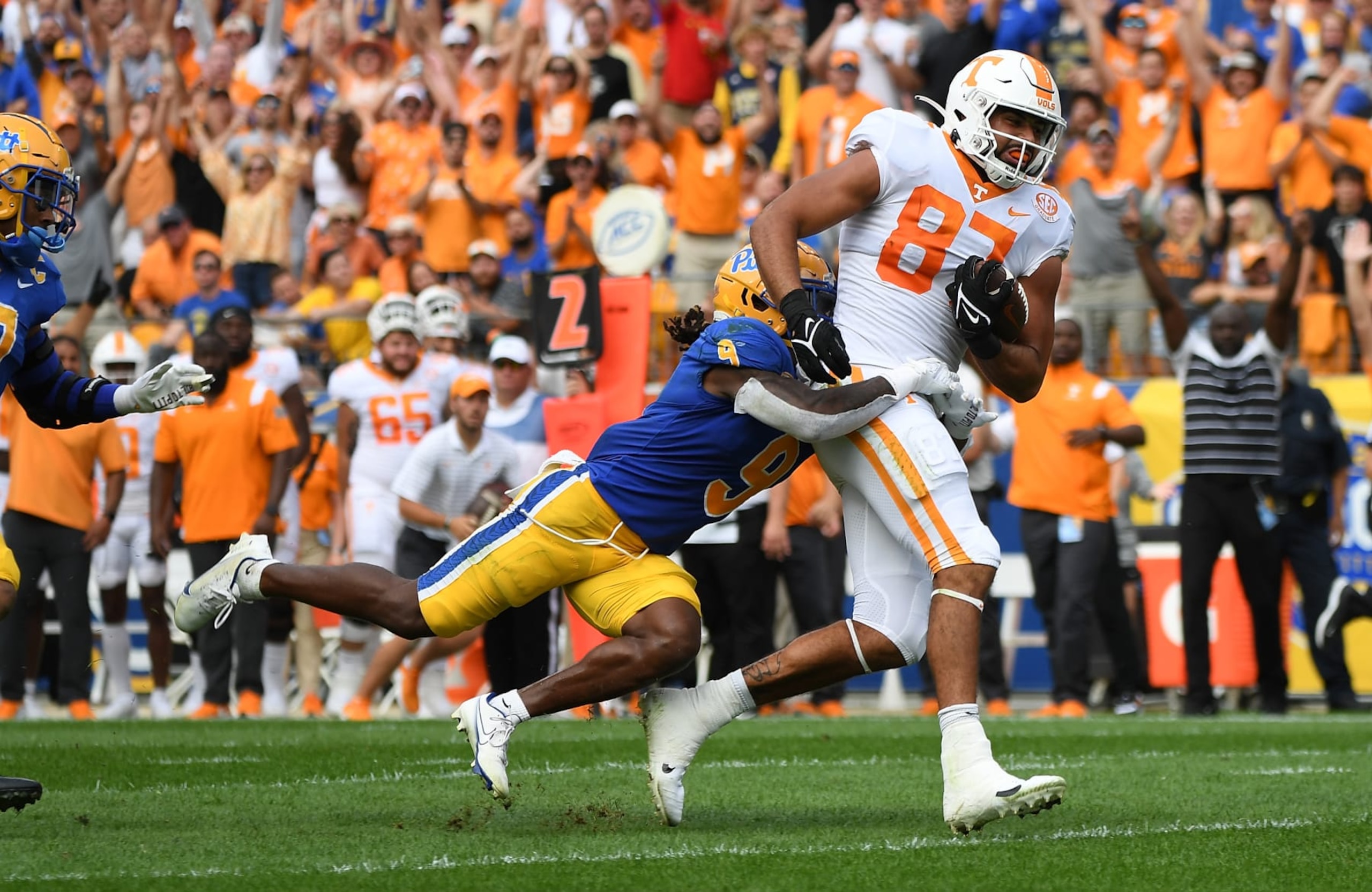 PITTSBURGH, PA - SEPTEMBER 10: Jacob Warren #87 of the Tennessee Volunteers runs upfield for a 24-yard reception in the first quarter during the game against the Pittsburgh Panthers at Acrisure Stadium on September 10, 2022 in Pittsburgh, Pennsylvania. (Photo by Justin Berl/Getty Images)