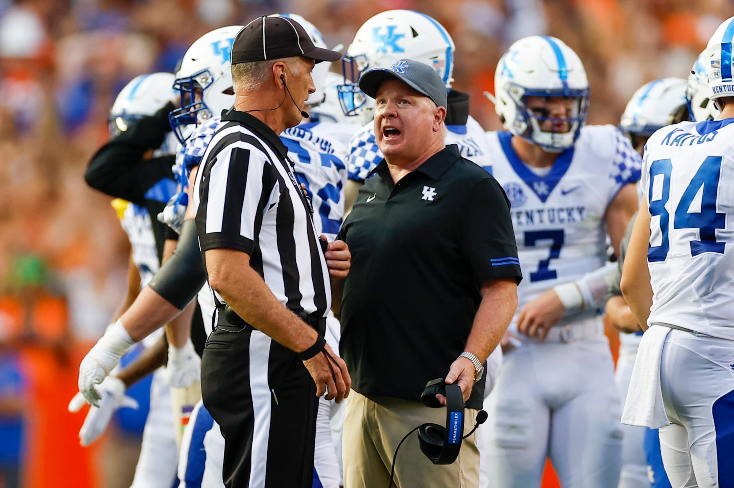 GAINESVILLE, FL - SEPTEMBER 10: Kentucky Wildcats head coach Mark Stoops argues over a call during the game between the Kentucky Wildcats and the Florida Gators on September 10, 2022 at Ben Hill Griffin Stadium at Florida Field in Gainesville, Fl. (Photo by David Rosenblum/Icon Sportswire via Getty Images) GAINESVILLE, FL - SEPTEMBER 10: Kentucky Wildcats head coach Mark Stoops argues over a call during the game between the Kentucky Wildcats and the Florida Gators on September 10, 2022 at Ben Hill Griffin Stadium at Florida Field in Gainesville, Fl. (Photo by David Rosenblum/Icon Sportswire via Getty Images)