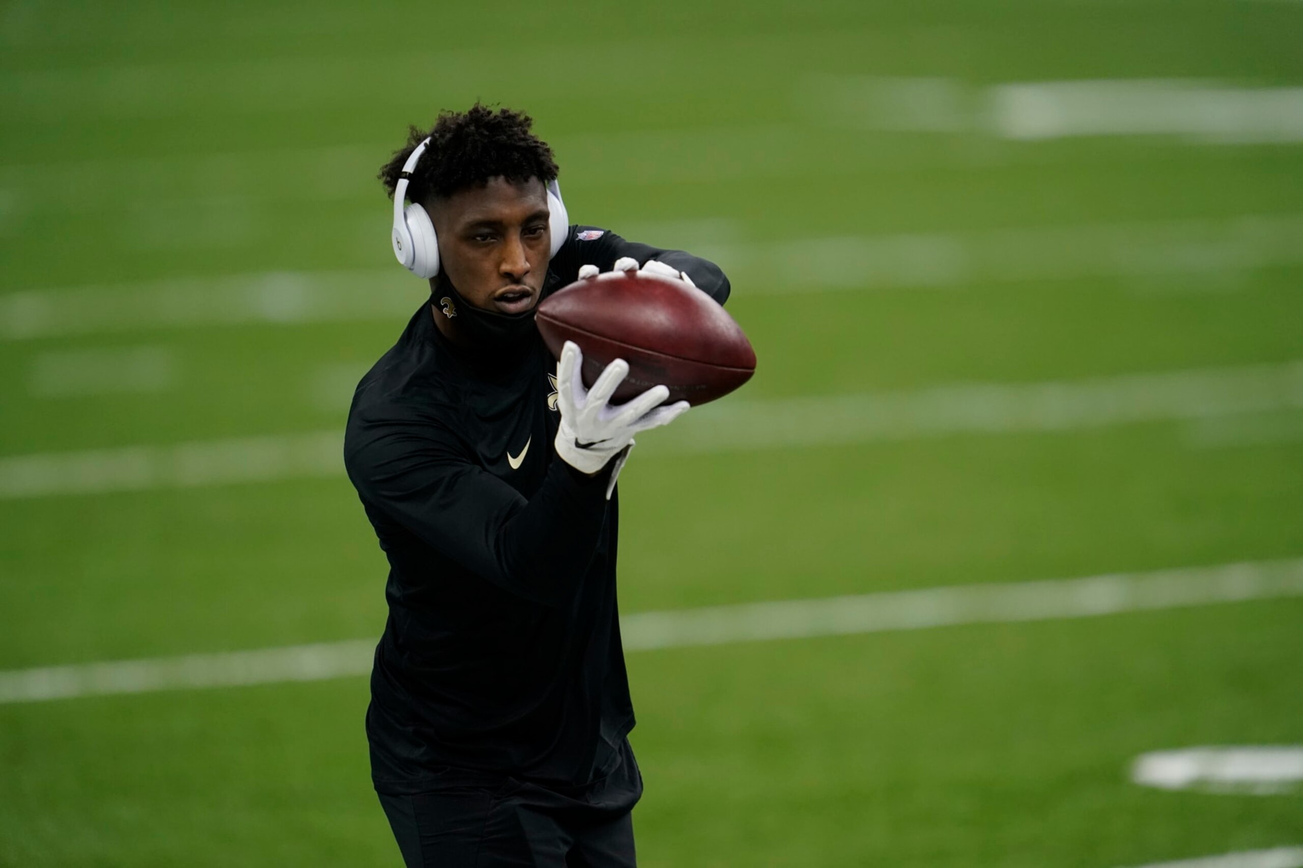 NEW ORLEANS, LOUISIANA - JANUARY 10: Michael Thomas #13 of the New Orleans Saints makes a catch during warm ups prior to an NFL wild-card playoff football game against the Chicago Bears on January 10, 2021 in New Orleans, Louisiana. (Photo by Cooper Neill/Getty Images)
