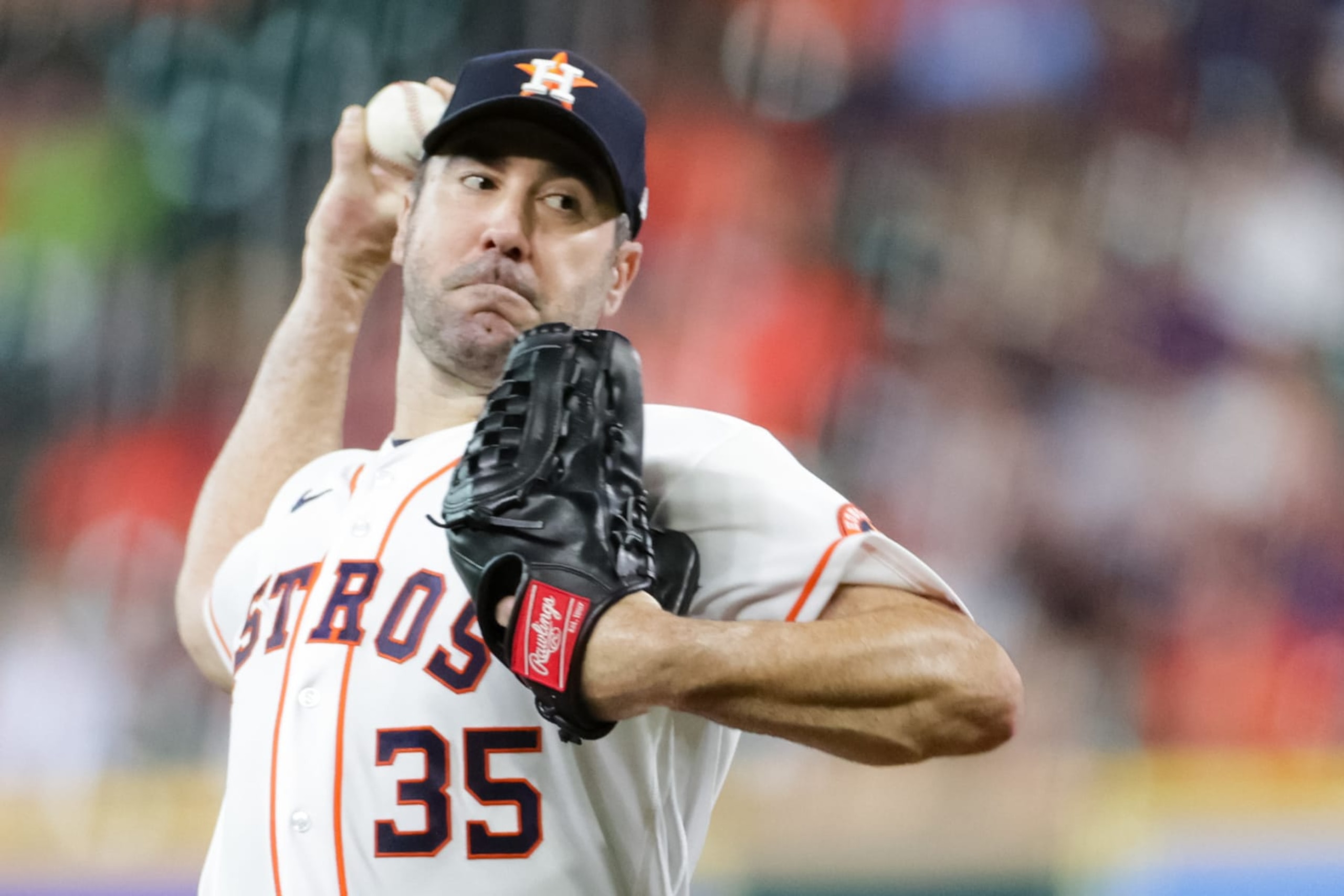 HOUSTON, TEXAS - AUGUST 23: Justin Verlander #35 of the Houston Astros delivers during the first inning against the Minnesota Twins at Minute Maid Park on August 23, 2022 in Houston, Texas. (Photo by Carmen Mandato/Getty Images)