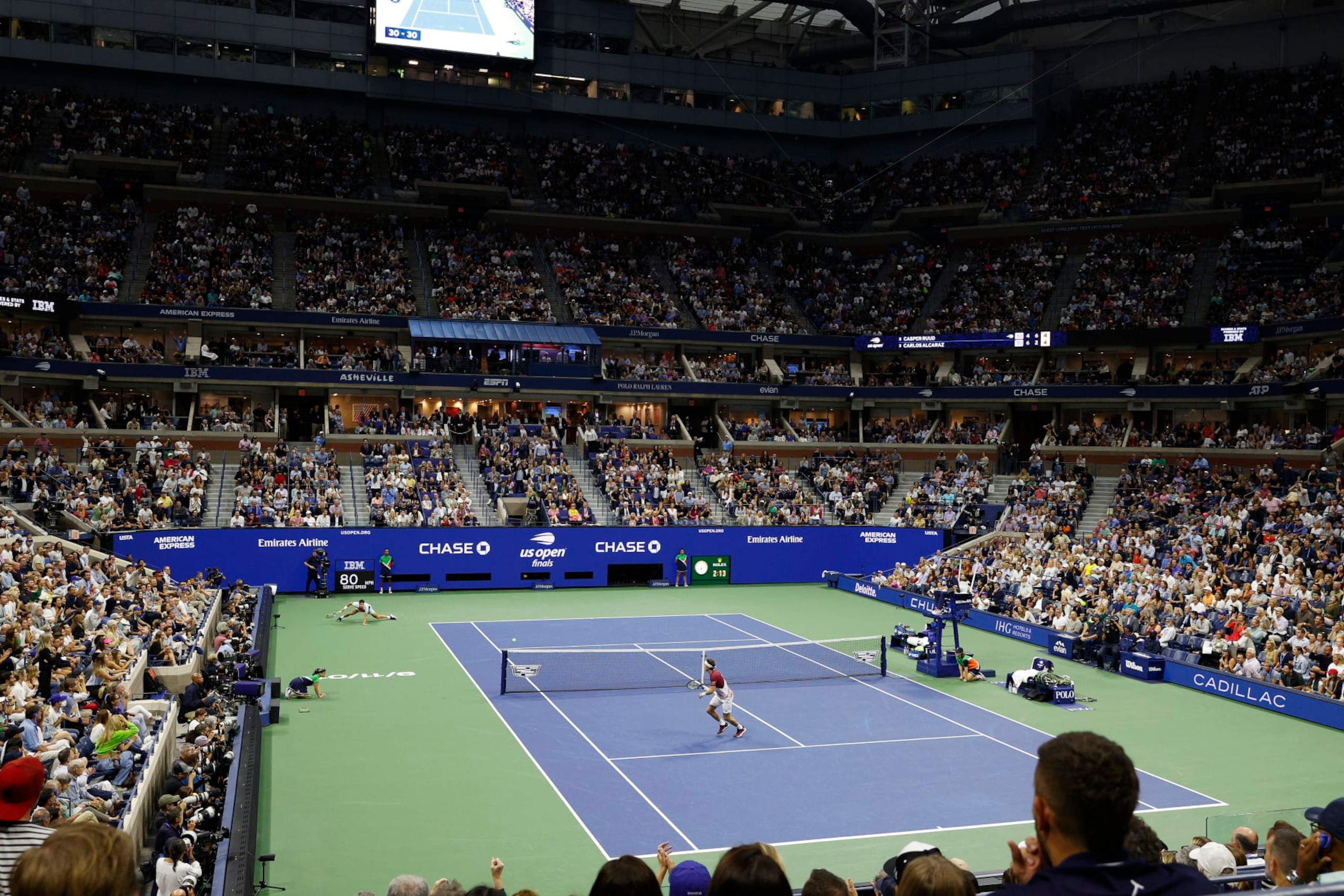 NEW YORK, NEW YORK - SEPTEMBER 11: A general view as Casper Ruud of Norway plays a smash against Carlos Alcaraz of Spain during their Men’s Singles Final match on Day Fourteen of the 2022 US Open at USTA Billie Jean King National Tennis Center on September 11, 2022 in the Flushing neighborhood of the Queens borough of New York City. (Photo by Sarah Stier/Getty Images)