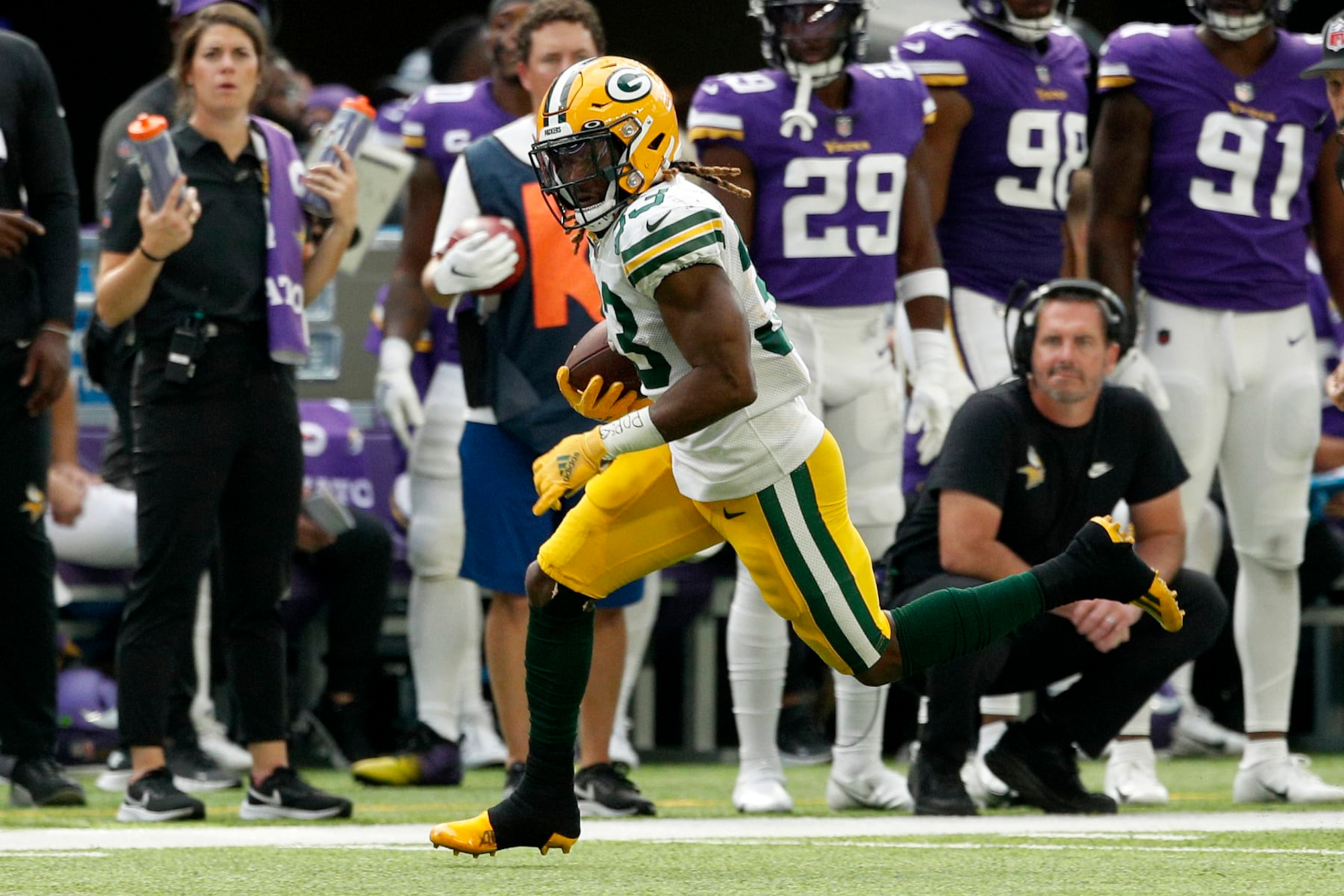MINNEAPOLIS, MINNESOTA - SEPTEMBER 11: Aaron Jones #33 of the Green Bay Packers runs with the ball during the second quarter in the game against the Minnesota Vikings at U.S. Bank Stadium on September 11, 2022 in Minneapolis, Minnesota. (Photo by David Berding/Getty Images) MINNEAPOLIS, MINNESOTA - SEPTEMBER 11: Aaron Jones #33 of the Green Bay Packers runs with the ball during the second quarter in the game against the Minnesota Vikings at U.S. Bank Stadium on September 11, 2022 in Minneapolis, Minnesota. (Photo by David Berding/Getty Images)