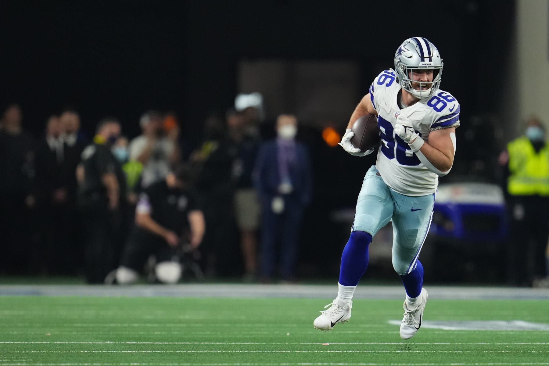 ARLINGTON, TEXAS - JANUARY 16: Dalton Schultz #86 of the Dallas Cowboys runs the ball against the San Francisco 49ers during an NFL wild-card playoff football game at AT&T Stadium on January 16, 2022 in Arlington, Texas.  (Photo by Cooper Neill/Getty Images)