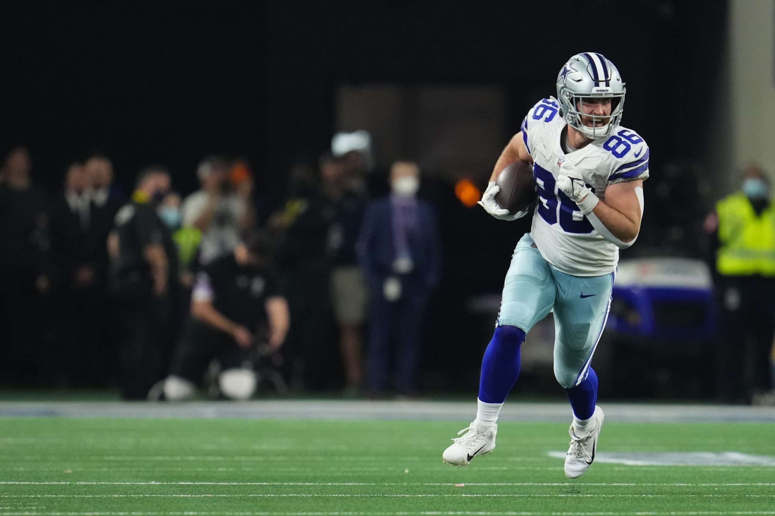ARLINGTON, TEXAS - JANUARY 16: Dalton Schultz #86 of the Dallas Cowboys runs the ball against the San Francisco 49ers during an NFL wild-card playoff football game at AT&T Stadium on January 16, 2022 in Arlington, Texas.  (Photo by Cooper Neill/Getty Images)