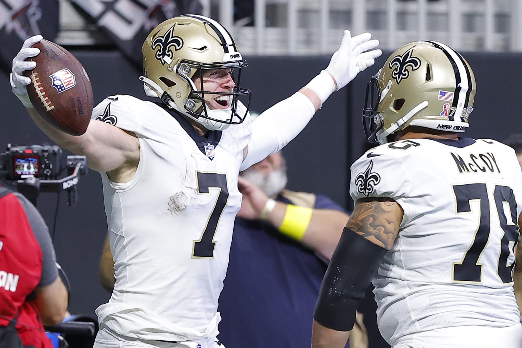 ATLANTA, GEORGIA - SEPTEMBER 11: Tight end Taysom Hill #7 of the New Orleans Saints celebrates with center Erik McCoy #78 of the New Orleans Saints after scoring a touchdown during the first quarter against the New Orleans Saints at Mercedes-Benz Stadium on September 11, 2022 in Atlanta, Georgia. (Photo by Todd Kirkland/Getty Images)
