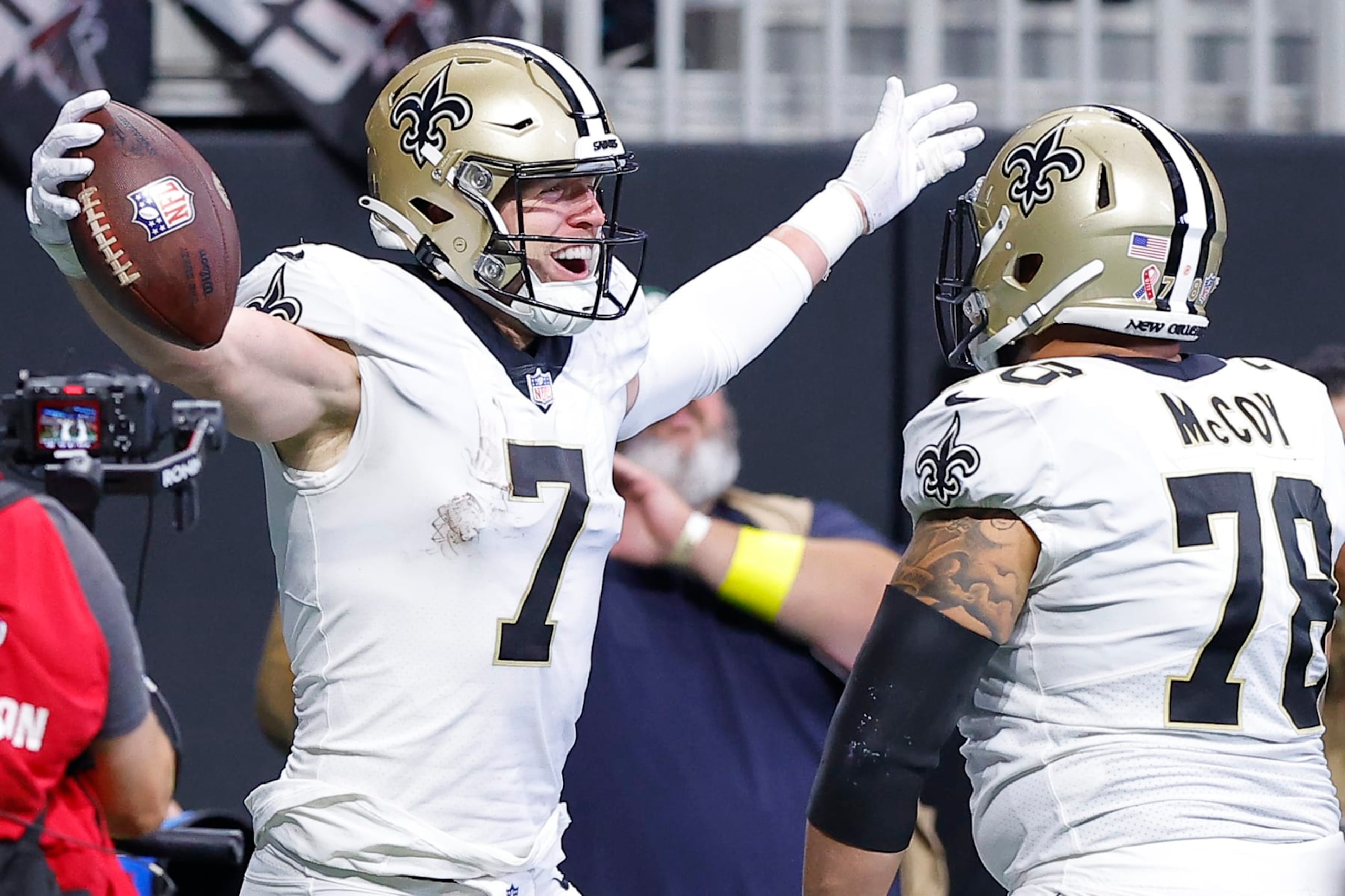 ATLANTA, GEORGIA - SEPTEMBER 11: Tight end Taysom Hill #7 of the New Orleans Saints celebrates with center Erik McCoy #78 of the New Orleans Saints after scoring a touchdown during the first quarter against the New Orleans Saints at Mercedes-Benz Stadium on September 11, 2022 in Atlanta, Georgia. (Photo by Todd Kirkland/Getty Images)