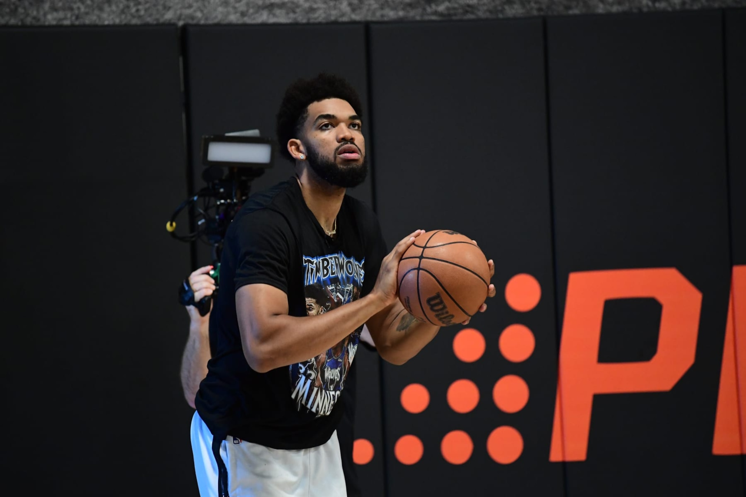 LOS ANGELES, CA - AUGUST 23: Karl-Anthony Towns #32 of the Minnesota Timberwolves participates in an offseason workout at Proactive Sports Performance on August 23, 2022 in Westlake Village, California. NOTE TO USER: User expressly acknowledges and agrees that, by downloading and/or using this Photograph, user is consenting to the terms and conditions of the Getty Images License Agreement. Mandatory Copyright Notice: Copyright 2022 NBAE (Photo by Adam Pantozzi/NBAE via Getty Images) LOS ANGELES, CA - AUGUST 23: Karl-Anthony Towns #32 of the Minnesota Timberwolves participates in an offseason workout at Proactive Sports Performance on August 23, 2022 in Westlake Village, California. NOTE TO USER: User expressly acknowledges and agrees that, by downloading and/or using this Photograph, user is consenting to the terms and conditions of the Getty Images License Agreement. Mandatory Copyright Notice: Copyright 2022 NBAE (Photo by Adam Pantozzi/NBAE via Getty Images)