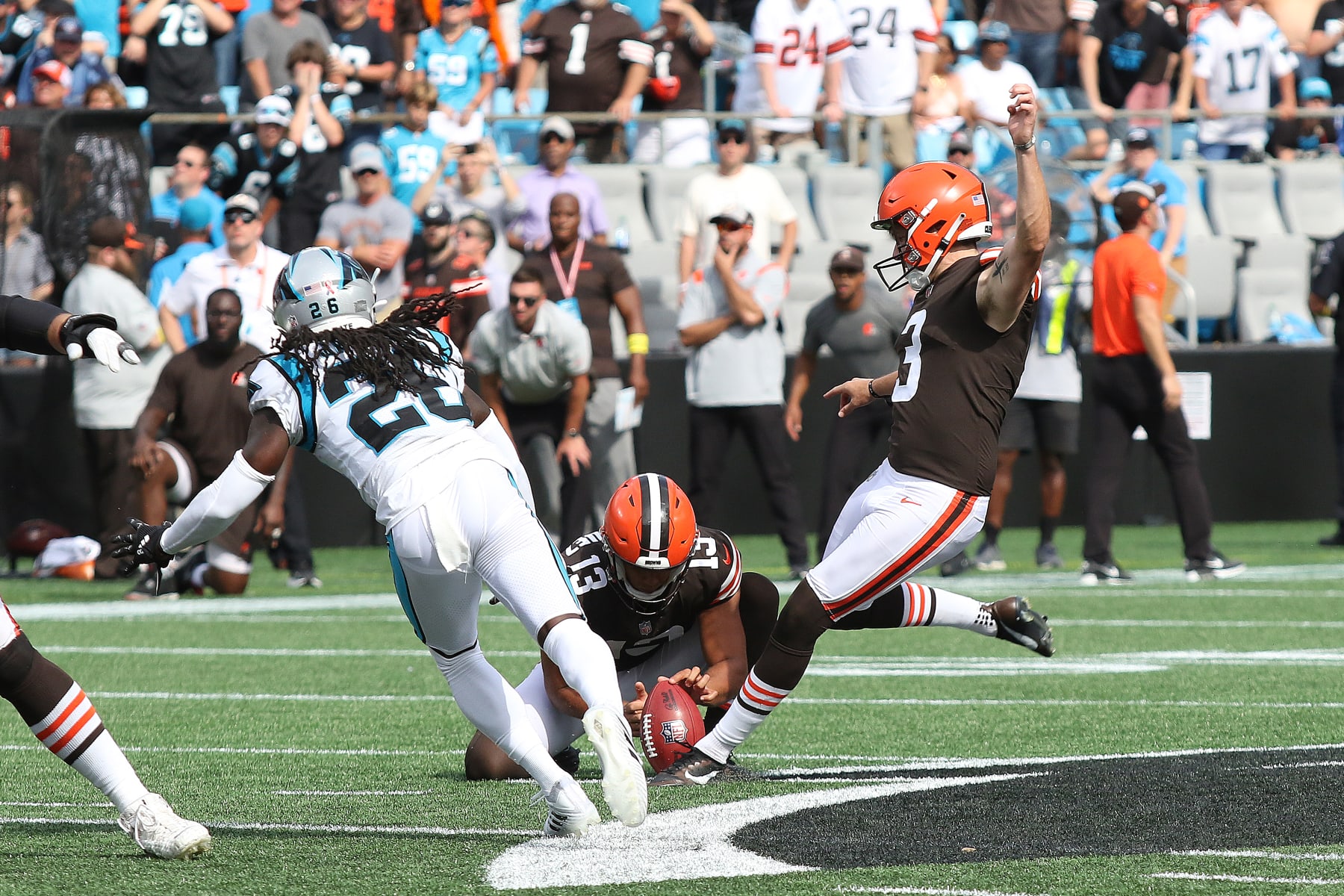 CHARLOTTE, NC - SEPTEMBER 11: Cleveland Browns kicker Cade York (3) makes the game winning field goal with less than ten seconds remaining during an NFL football game between the Cleveland Browns and the Carolina Panthers on September 11, 2022 at Bank of America Stadium in Charlotte, N.C. (Photo by John Byrum/Icon Sportswire via Getty Images)