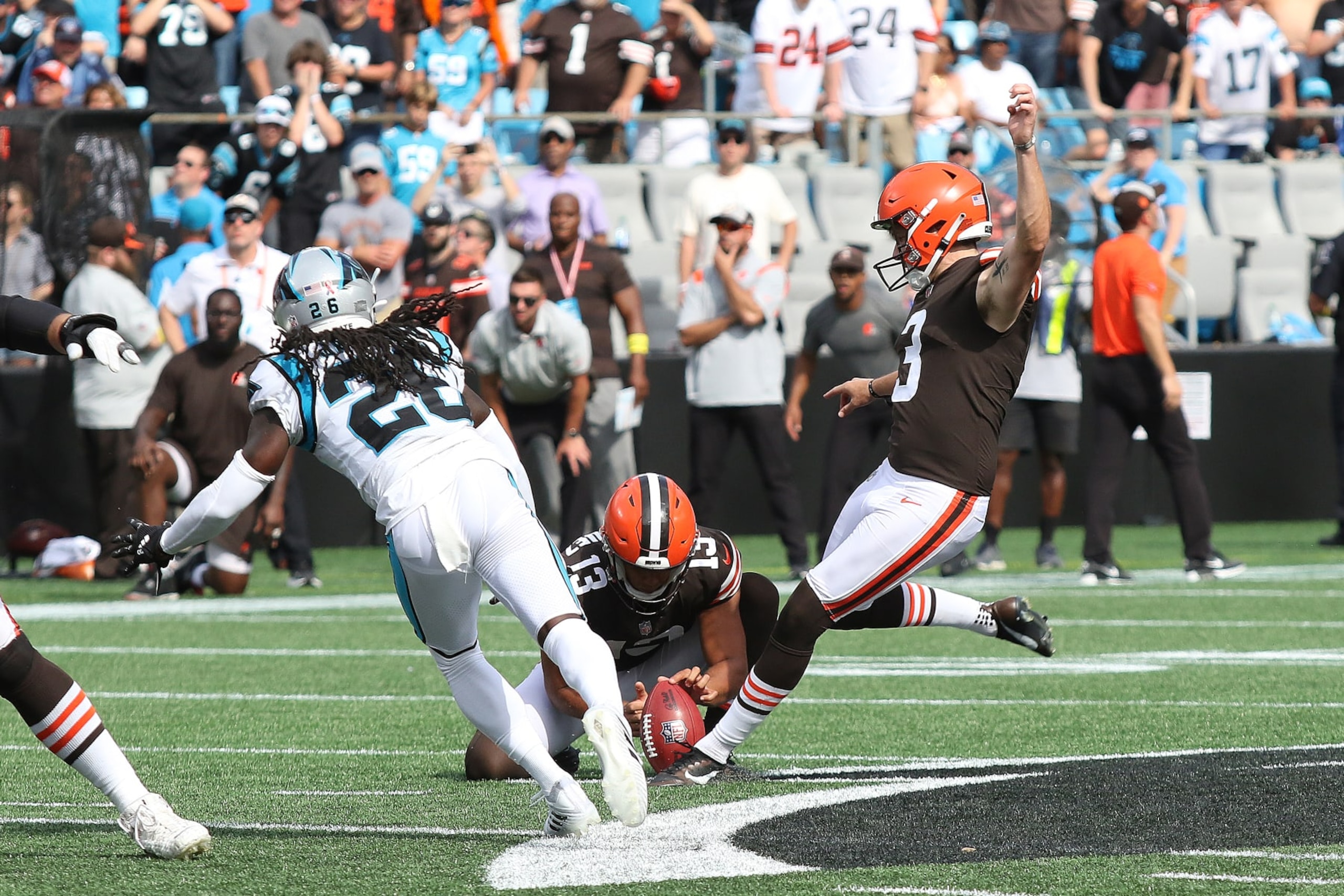 CHARLOTTE, NC - SEPTEMBER 11: Cleveland Browns kicker Cade York (3) makes the game winning field goal with less than ten seconds remaining during an NFL football game between the Cleveland Browns and the Carolina Panthers on September 11, 2022 at Bank of America Stadium in Charlotte, N.C. (Photo by John Byrum/Icon Sportswire via Getty Images)