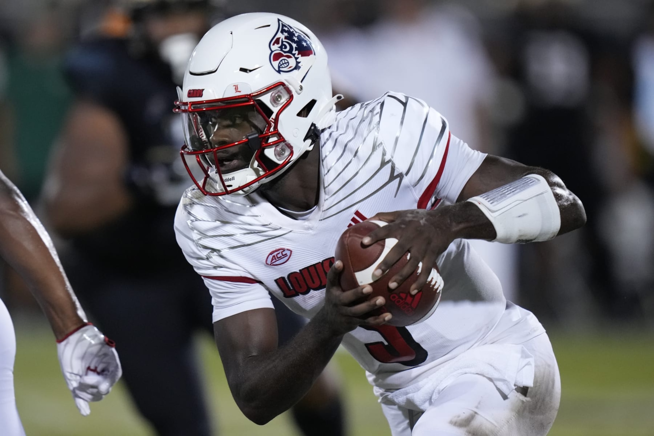 ORLANDO, FL - SEPTEMBER 09: Louisville Cardinals quarterback Malik Cunningham (3) scrambles with the ball during the game between the Louisville Cardinals and the University of Central Florida (UCF) Knights on Friday, September 9, 2022 at Bright House Networks Stadium in Orlando, FL (Photo by Peter Joneleit/Icon Sportswire via Getty Images) ORLANDO, FL - SEPTEMBER 09: Louisville Cardinals quarterback Malik Cunningham (3) scrambles with the ball during the game between the Louisville Cardinals and the University of Central Florida (UCF) Knights on Friday, September 9, 2022 at Bright House Networks Stadium in Orlando, FL (Photo by Peter Joneleit/Icon Sportswire via Getty Images)