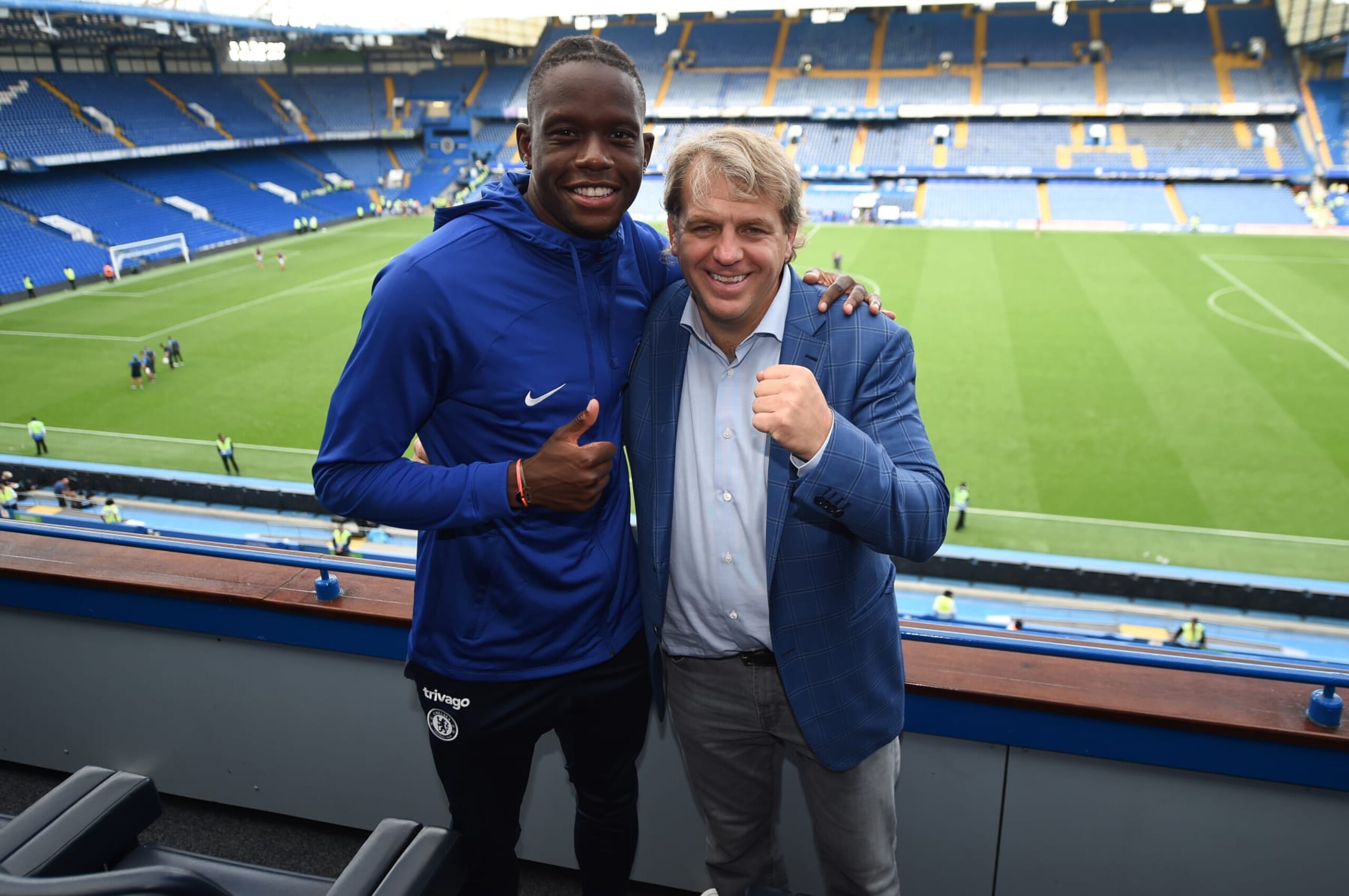 LONDON, ENGLAND - SEPTEMBER 03: Denis Zakaria of Chelsea poses for a photo with Todd Boehly, Chairman of Chelsea following the Premier League match between Chelsea FC and West Ham United at Stamford Bridge on September 03, 2022 in London, England. (Photo by Harriet Lander - Chelsea FC/Chelsea FC via Getty Images)