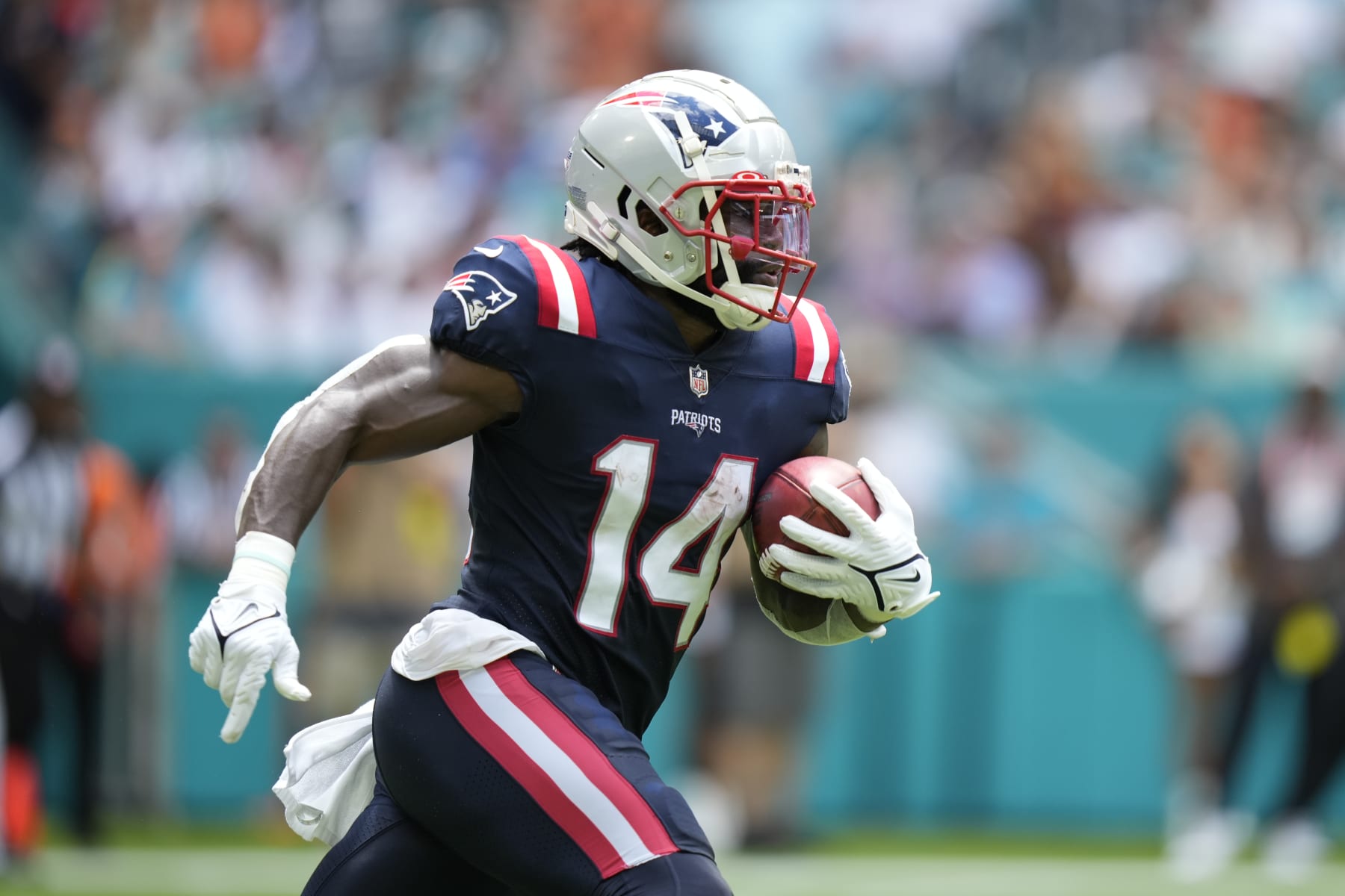 MIAMI GARDENS, FL - SEPTEMBER 11: New England Patriots wide receiver Ty Montgomery (14) returns a kick during the game between the New England Patriots  and the Miami Dolphins, on Sunday, September 11, 2022 at Hard Rock Stadium in Miami Gardens, FL (Photo by Peter Joneleit/Icon Sportswire via Getty Images)