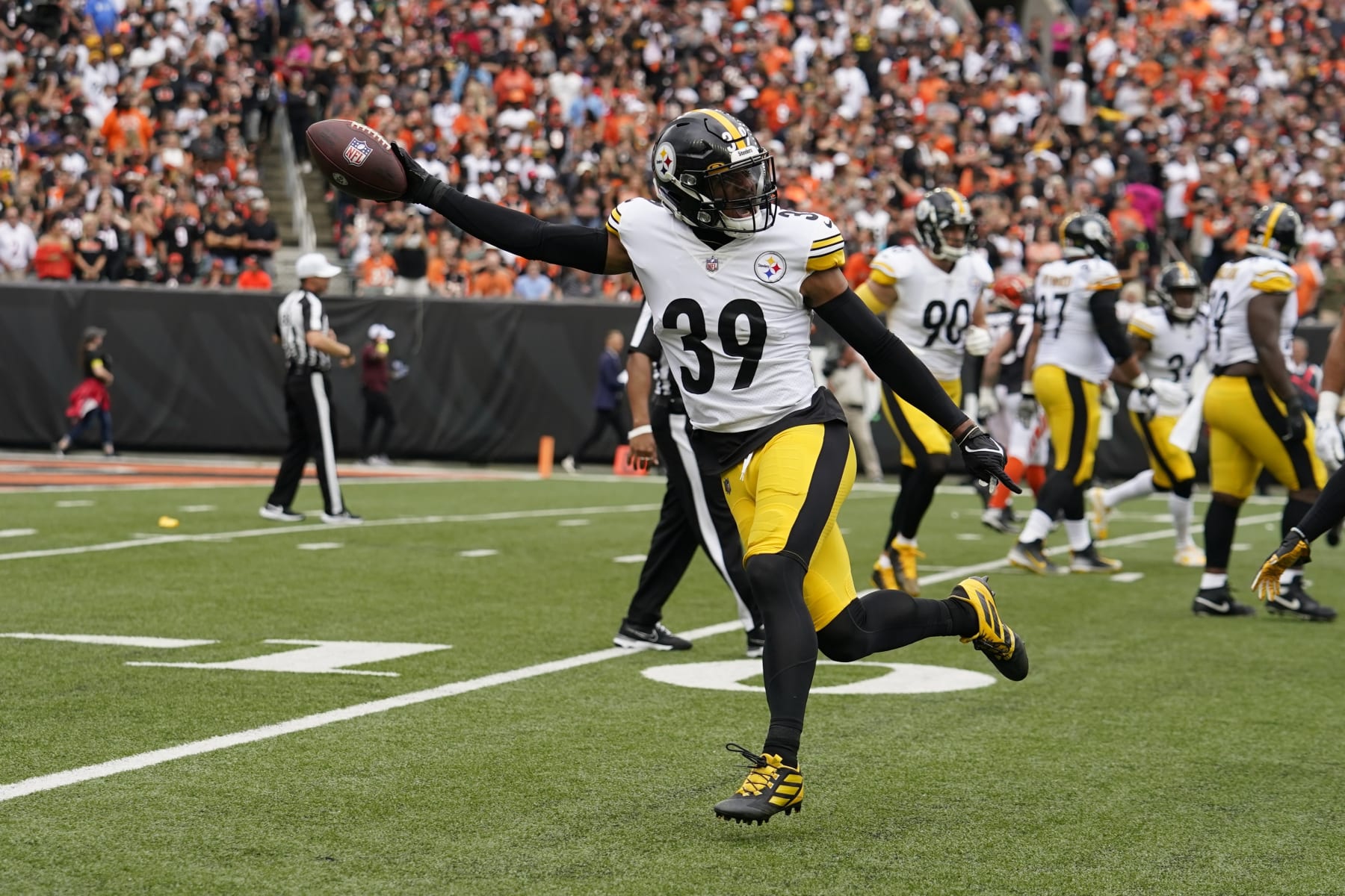 Pittsburgh Steelers safety Minkah Fitzpatrick (39) celebrates after returning an interception for a touchdown during the first half of an NFL football game against the Cincinnati Bengals, Sunday, Sept. 11, 2022, in Cincinnati. (AP Photo/Jeff Dean)