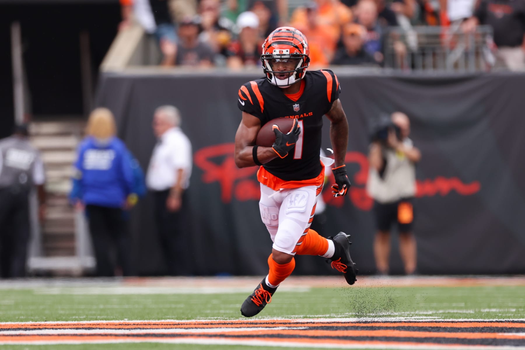 CINCINNATI, OH - SEPTEMBER 11: Cincinnati Bengals wide receiver Ja'Marr Chase (1) carries the ball during the game against the Pittsburgh Steelers and the Cincinnati Bengals on September 11, 2022, at Paycor Stadium in Cincinnati, OH.  (Photo by Ian Johnson/Icon Sportswire via Getty Images