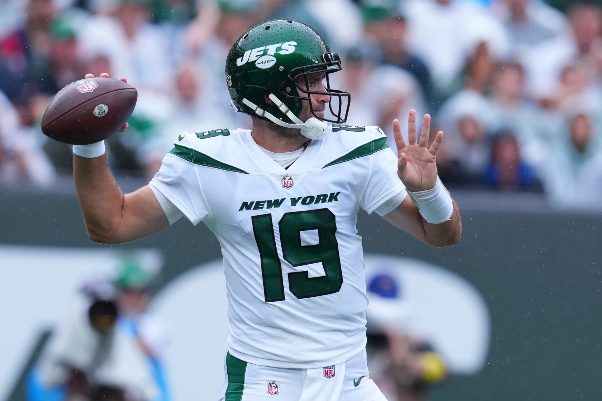 EAST RUTHERFORD, NEW JERSEY - SEPTEMBER 11: Joe Flacco #19 of the New York Jets throws a pass in the first quarter of the game at MetLife Stadium on September 11, 2022 in East Rutherford, New Jersey. (Photo by Mitchell Leff/Getty Images)