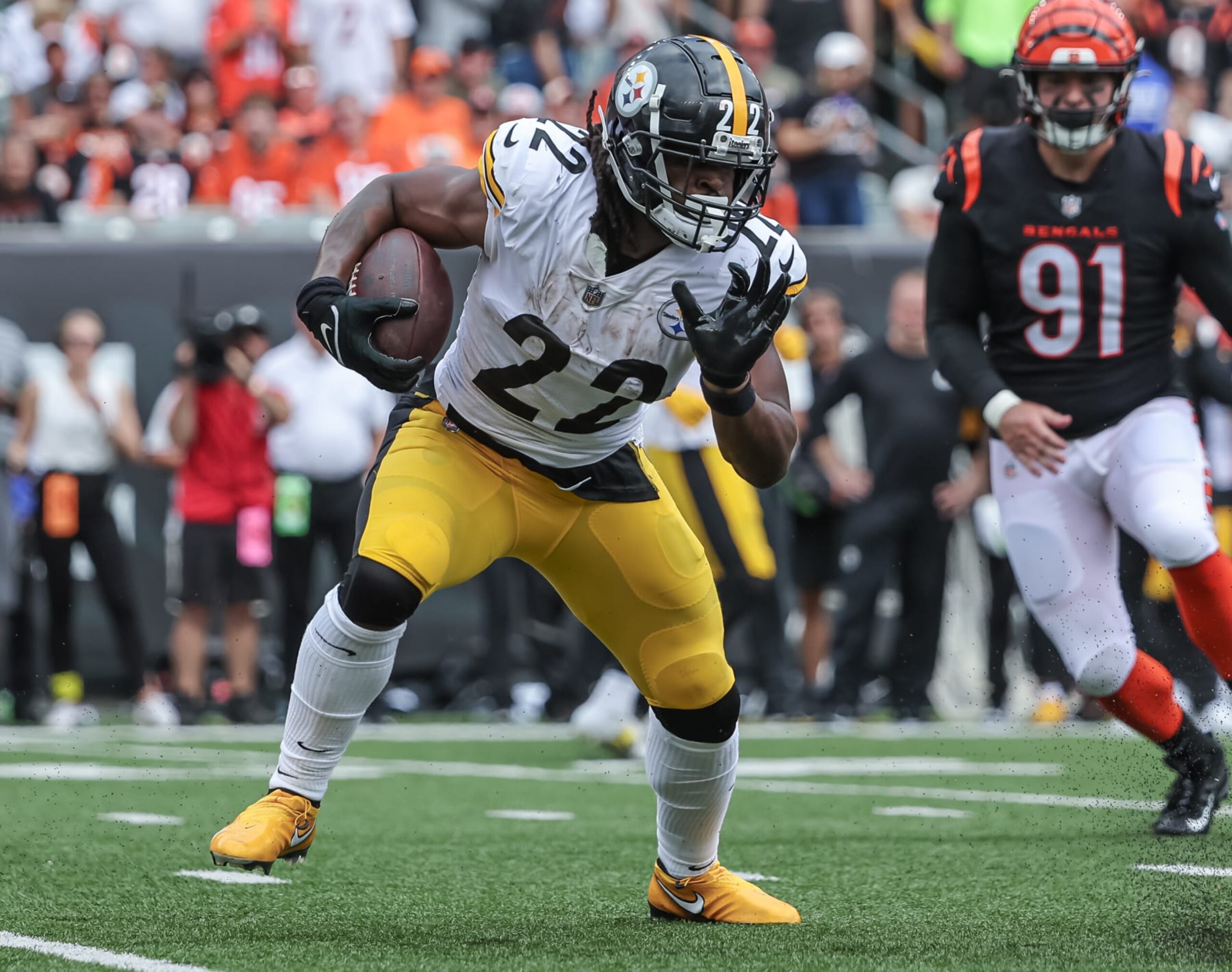 CINCINNATI, OH - SEPTEMBER 11: Najee Harris #22 of the Pittsburgh Steelers runs the ball during the game against the Cincinnati Bengals at Paul Brown Stadium on September 11, 2022 in Cincinnati, Ohio. (Photo by Michael Hickey/Getty Images) CINCINNATI, OH - SEPTEMBER 11: Najee Harris #22 of the Pittsburgh Steelers runs the ball during the game against the Cincinnati Bengals at Paul Brown Stadium on September 11, 2022 in Cincinnati, Ohio. (Photo by Michael Hickey/Getty Images)