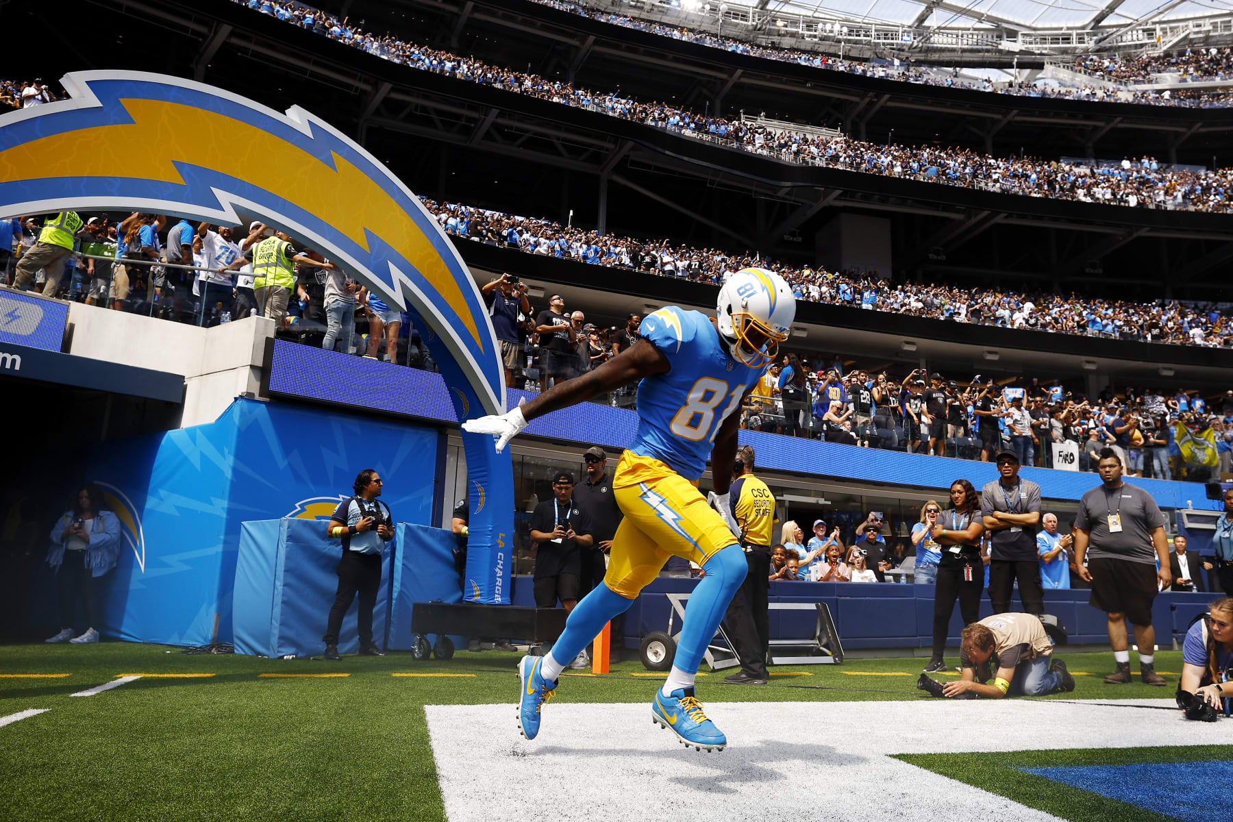 INGLEWOOD, CALIFORNIA - SEPTEMBER 11: Mike Williams #81 of the Los Angeles Chargers runs onto the field before the game against the Las Vegas Raiders at SoFi Stadium on September 11, 2022 in Inglewood, California. (Photo by Ronald Martinez/Getty Images)