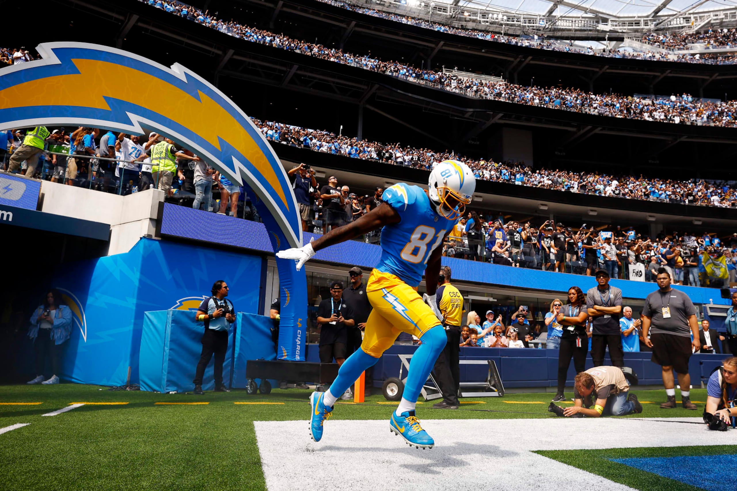 INGLEWOOD, CALIFORNIA - SEPTEMBER 11: Mike Williams #81 of the Los Angeles Chargers runs onto the field before the game against the Las Vegas Raiders at SoFi Stadium on September 11, 2022 in Inglewood, California. (Photo by Ronald Martinez/Getty Images) INGLEWOOD, CALIFORNIA - SEPTEMBER 11: Mike Williams #81 of the Los Angeles Chargers runs onto the field before the game against the Las Vegas Raiders at SoFi Stadium on September 11, 2022 in Inglewood, California. (Photo by Ronald Martinez/Getty Images)