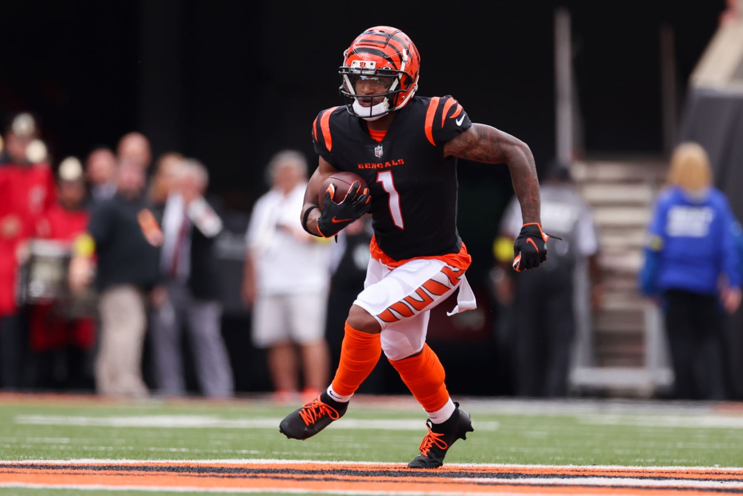 CINCINNATI, OH - SEPTEMBER 11: Cincinnati Bengals wide receiver Ja'Marr Chase (1) carries the ball during the game against the Pittsburgh Steelers and the Cincinnati Bengals on September 11, 2022, at Paycor Stadium in Cincinnati, OH.  (Photo by Ian Johnson/Icon Sportswire via Getty Images
