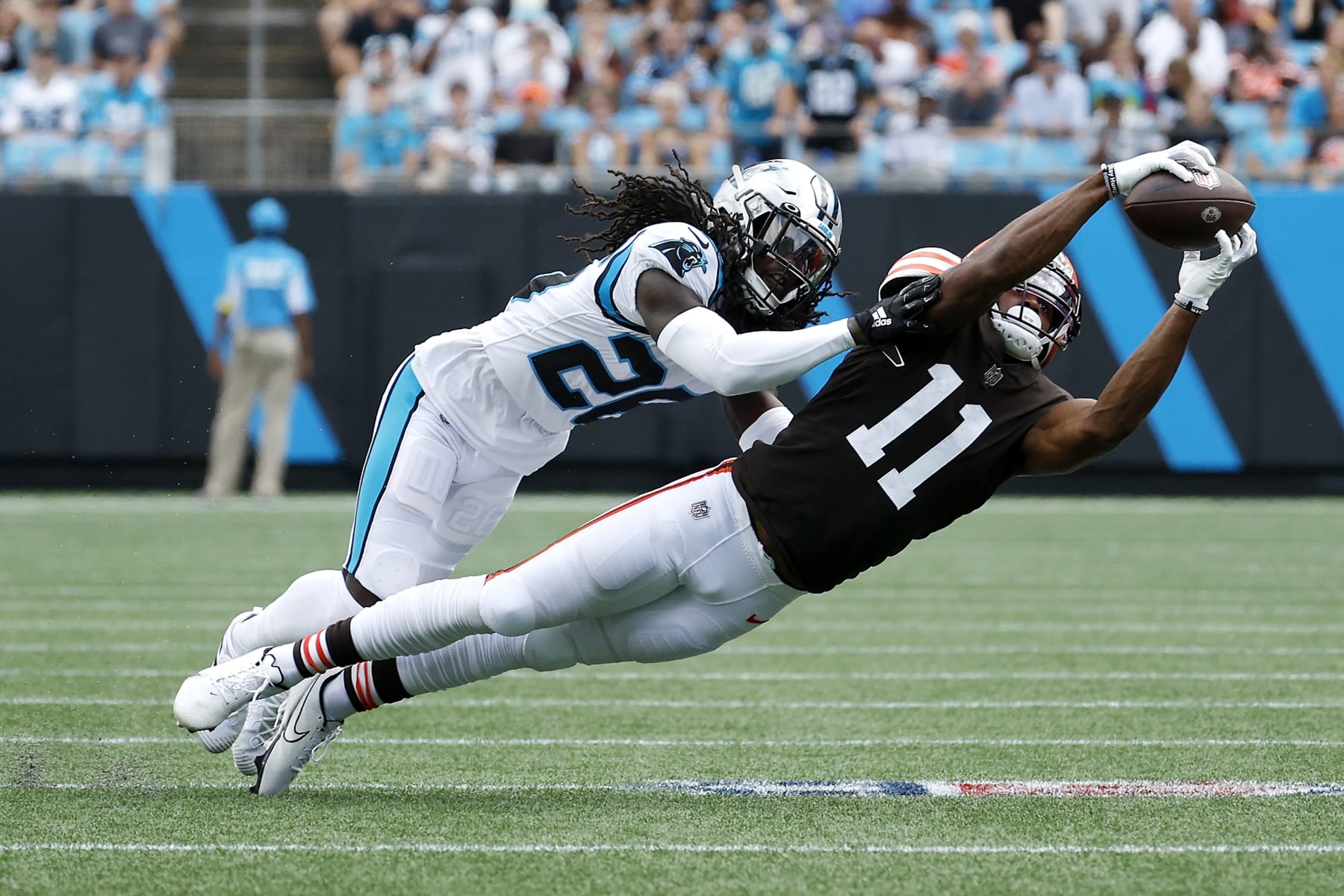 CHARLOTTE, NORTH CAROLINA - SEPTEMBER 11: Donovan Peoples-Jones #11 of the Cleveland Browns makes a reception against Donte Jackson #26 of the Carolina Panthers during the second quarter at Bank of America Stadium on September 11, 2022 in Charlotte, North Carolina. (Photo by Jared C. Tilton/Getty Images)