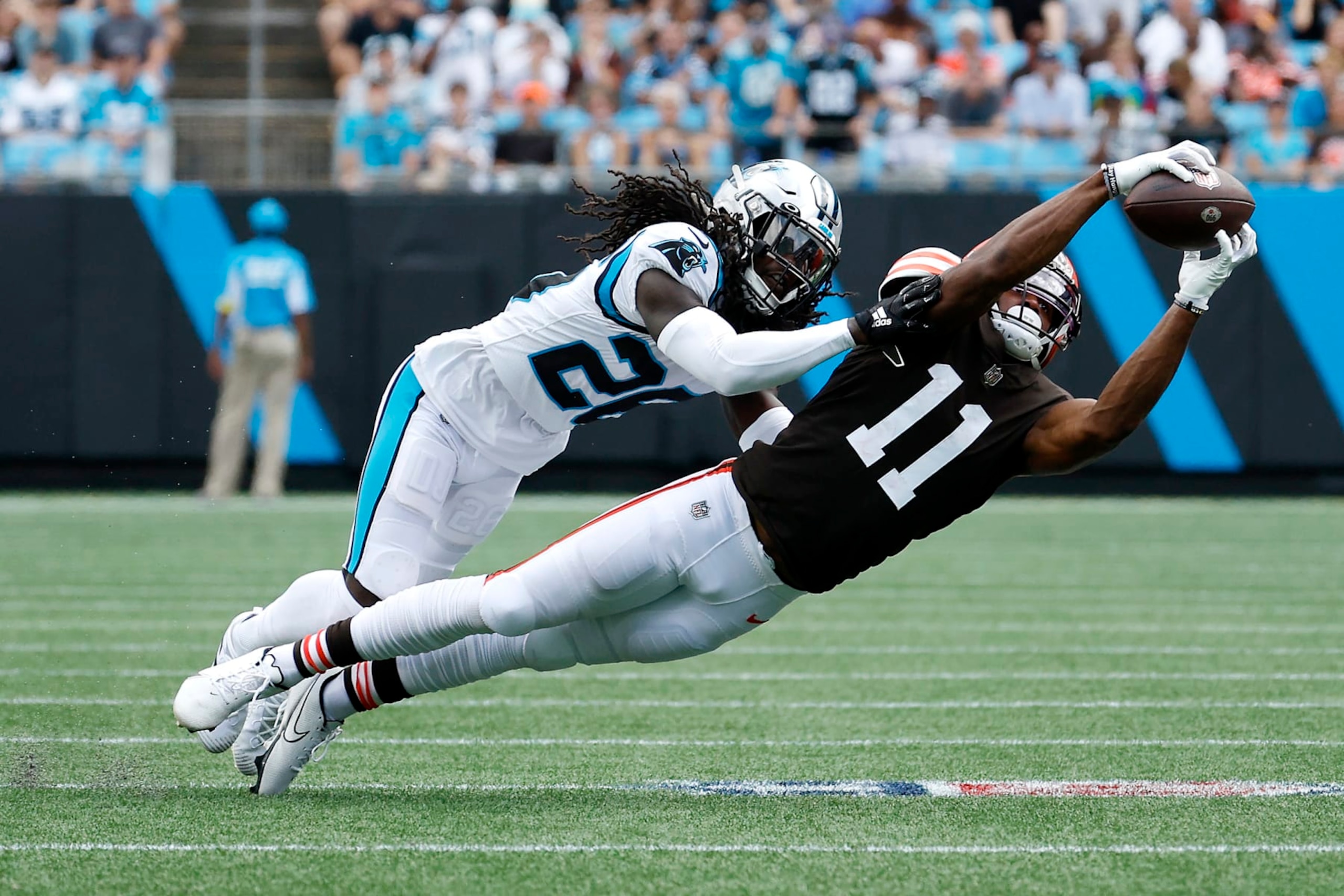 CHARLOTTE, NORTH CAROLINA - SEPTEMBER 11: Donovan Peoples-Jones #11 of the Cleveland Browns makes a reception against Donte Jackson #26 of the Carolina Panthers during the second quarter at Bank of America Stadium on September 11, 2022 in Charlotte, North Carolina. (Photo by Jared C. Tilton/Getty Images)