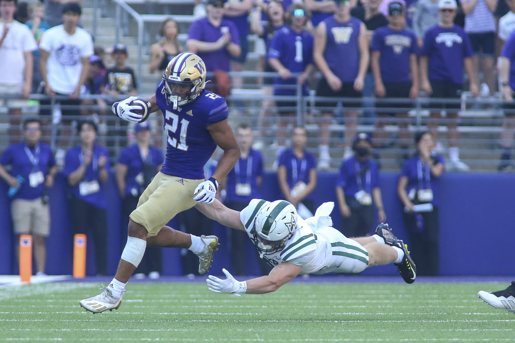 SEATTLE, WA - SEPTEMBER 10: Washington Huskies running back Wayne Taulapapa (21) runs the ball during a college football game between the Portland State Vikings and the Washington Huskies  on September 10, 2022, at Husky Stadium in Seattle, WA. (Photo by Jacob Snow/Icon Sportswire via Getty Images)