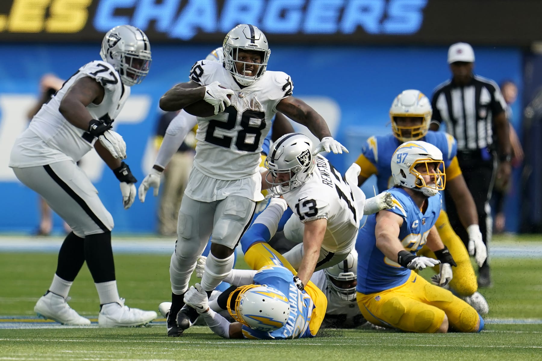 Las Vegas Raiders running back Josh Jacobs (28) runs against the Los Angeles Chargers during the second half of an NFL football game in Inglewood, Calif., Sunday, Sept. 11, 2022. (AP Photo/Marcio Jose Sanchez)