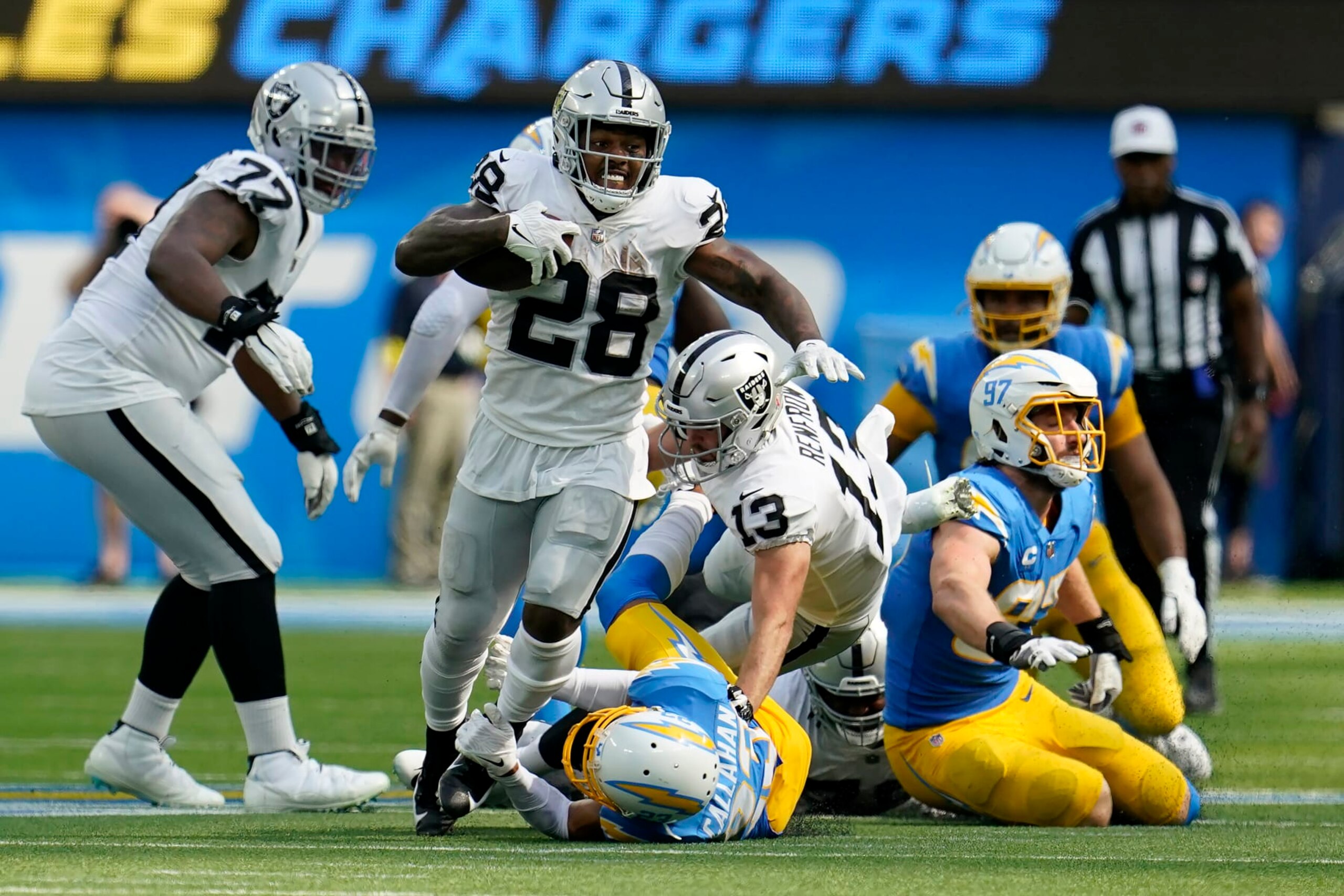Las Vegas Raiders running back Josh Jacobs (28) runs against the Los Angeles Chargers during the second half of an NFL football game in Inglewood, Calif., Sunday, Sept. 11, 2022. (AP Photo/Marcio Jose Sanchez)