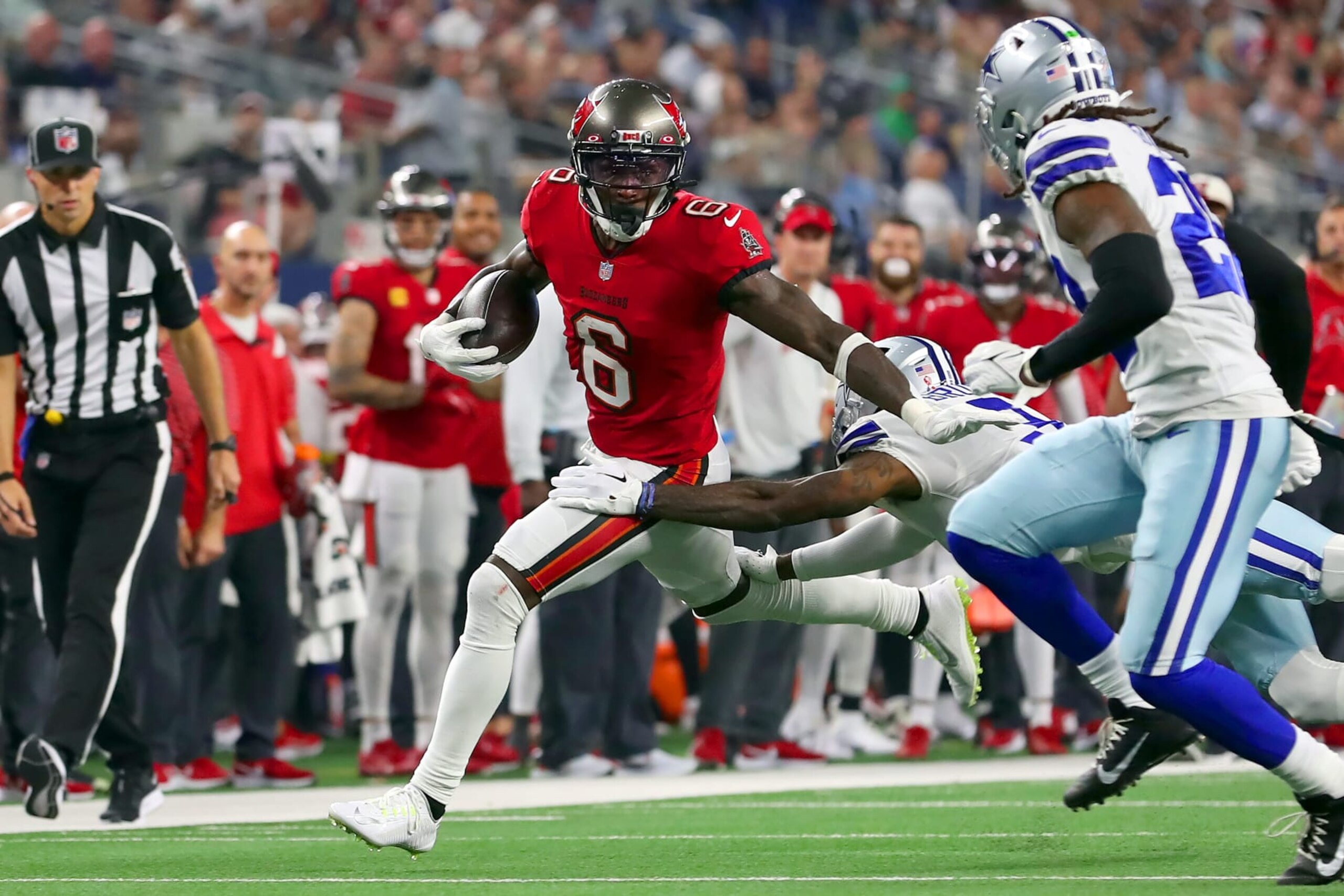 ARLINGTON, TX - SEPTEMBER 11: Tampa Bay Buccaneers Wide Receiver Julio Jones (6) runs with the ball during the Tampa Bay Buccaneers versus the Dallas Cowboys regular season game on September 11, 2022 at AT&T Stadium in Arlington, TX. (Photo by Cliff Welch/Icon Sportswire via Getty Images)