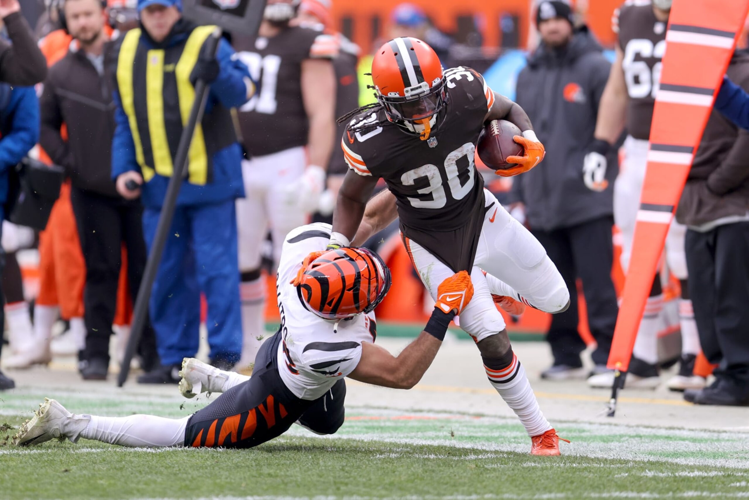 CLEVELAND, OH - JANUARY 09: Cincinnati Bengals linebacker Austin Calitro (48) tackles Cleveland Browns running back D'Ernest Johnson (30) during the second quarter of the National Football League game between the Cincinnati Bengals and Cleveland Browns on January 9, 2022, at FirstEnergy Stadium in Cleveland, OH. (Photo by Frank Jansky/Icon Sportswire via Getty Images)