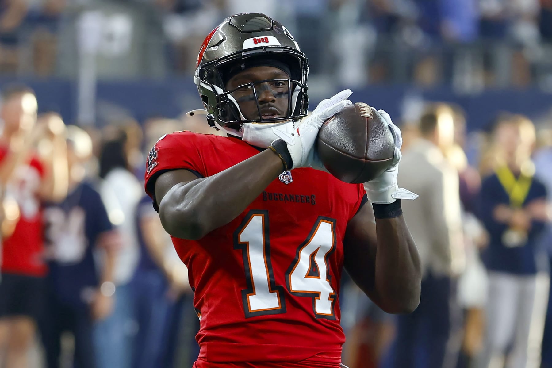 ARLINGTON, TX - SEPTEMBER 11: Tampa Bay Buccaneers wide receiver Chris Godwin (14) warms up before the Tampa Bay Buccaneers-Dallas Cowboys regular season game on September 11, 2022 at AT&T Stadium in Arlington, TX. (Photo by Cliff Welch/Icon Sportswire via Getty Images) ARLINGTON, TX - SEPTEMBER 11: Tampa Bay Buccaneers wide receiver Chris Godwin (14) warms up before the Tampa Bay Buccaneers-Dallas Cowboys regular season game on September 11, 2022 at AT&T Stadium in Arlington, TX. (Photo by Cliff Welch/Icon Sportswire via Getty Images)