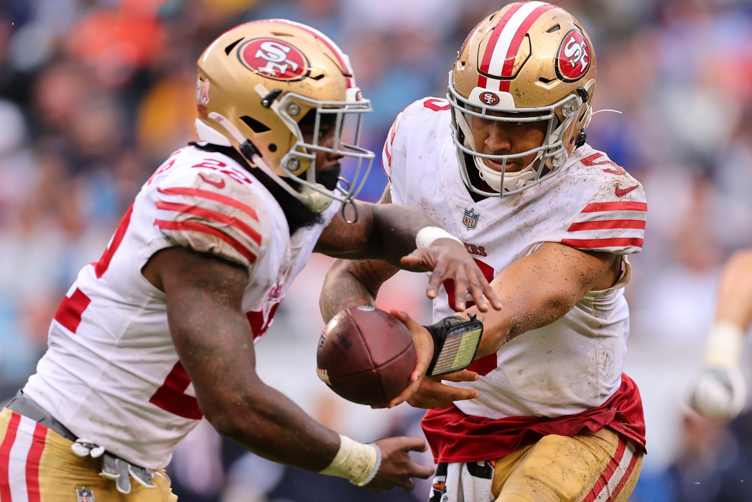 CHICAGO, ILLINOIS - SEPTEMBER 11: Trey Lance #5 of the San Francisco 49ers hands the ball off to Jeff Wilson Jr. #22 against the Chicago Bears at Soldier Field on September 11, 2022 in Chicago, Illinois. (Photo by Michael Reaves/Getty Images) CHICAGO, ILLINOIS - SEPTEMBER 11: Trey Lance #5 of the San Francisco 49ers hands the ball off to Jeff Wilson Jr. #22 against the Chicago Bears at Soldier Field on September 11, 2022 in Chicago, Illinois. (Photo by Michael Reaves/Getty Images)
