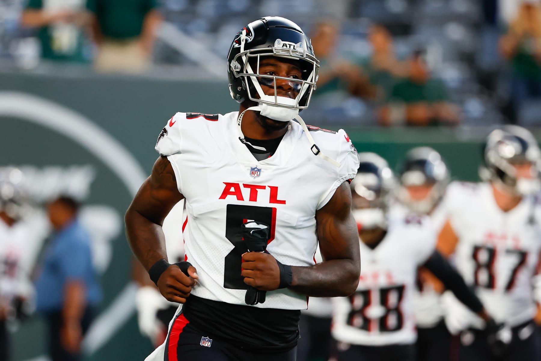 EAST RUTHERFORD, NJ - AUGUST 22:  Atlanta Falcons tight end Kyle Pitts (8) during warm up prior to the National Football League game between the New York Jets and the Atlanta Falcons on August 22, 2022 at MetLife Stadium in East Rutherford, New Jersey.  (Photo by Rich Graessle/Icon Sportswire via Getty Images)