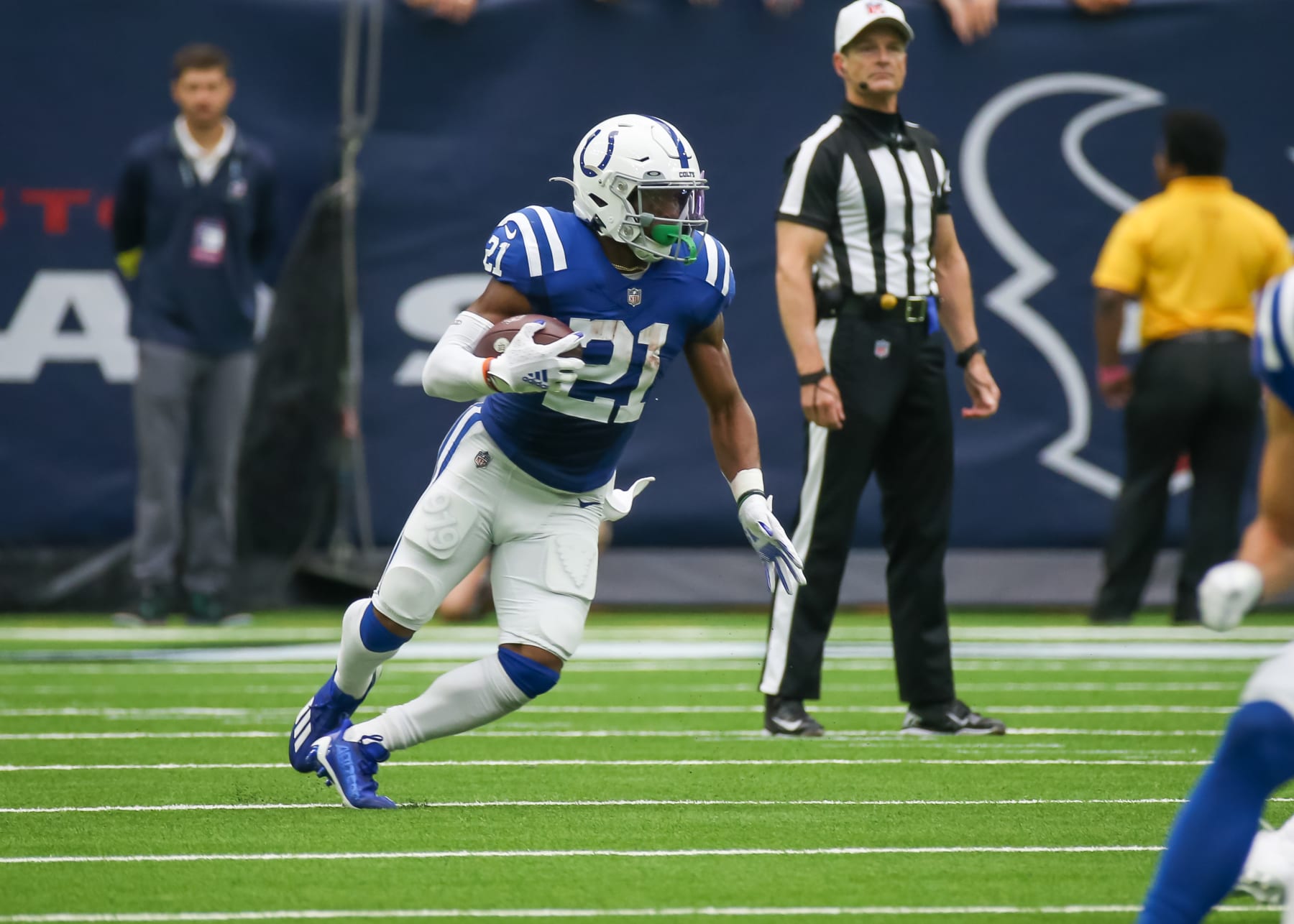 HOUSTON, TX - SEPTEMBER 11:  Indianapolis Colts running back Nyheim Hines (21) carries the ball in the first quarter during the NFL game between the Indianapolis Colts and Houston Texans on September 11, 2022 at NRG Stadium in Houston, Texas.  (Photo by Leslie Plaza Johnson/Icon Sportswire via Getty Images)