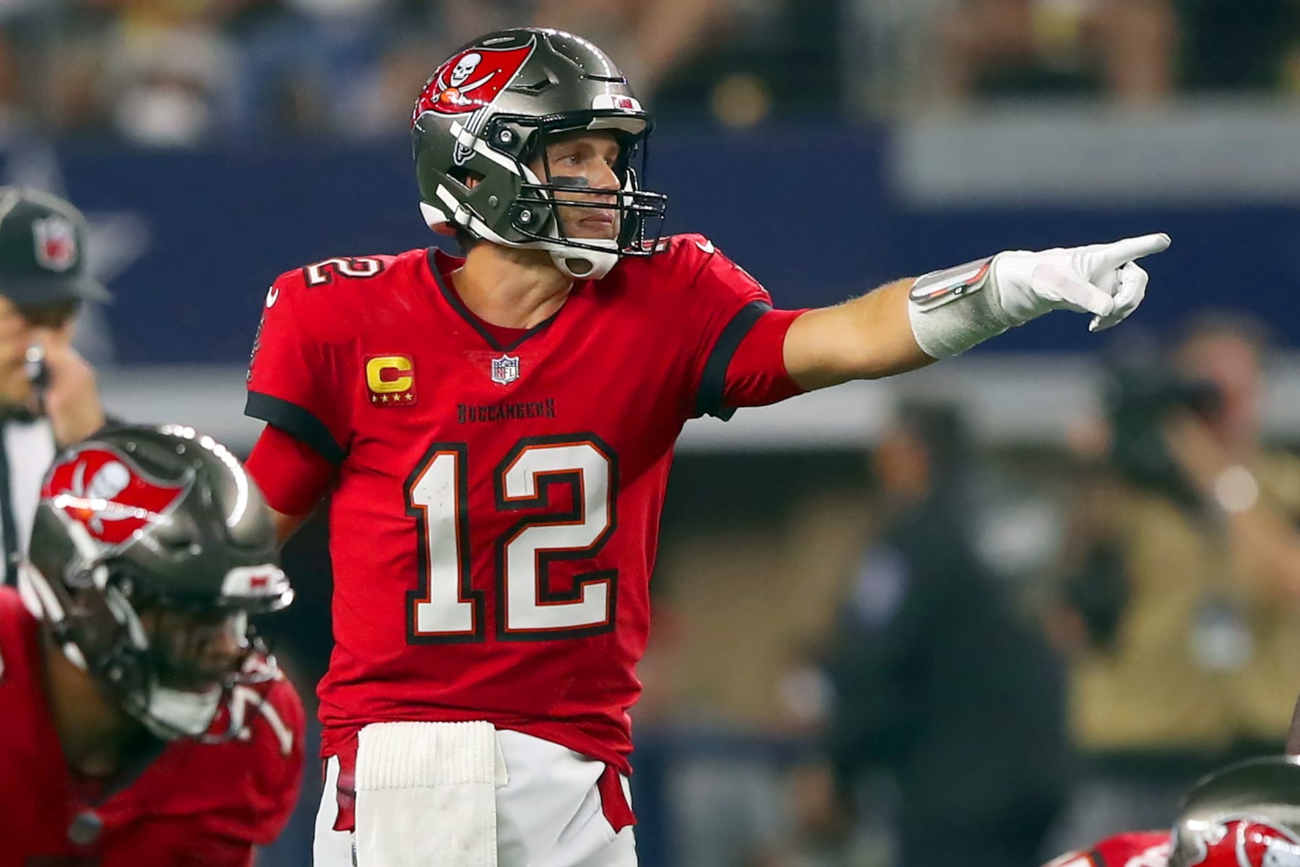 ARLINGTON, TX - SEPTEMBER 11: Tampa Bay Buccaneers Quarterback Tom Brady (12) points out the defense during the Tampa Bay Buccaneers-Dallas Cowboys regular season game on September 11, 2022 at AT&T Stadium in Arlington, TX. (Photo by Cliff Welch/Icon Sportswire via Getty Images)