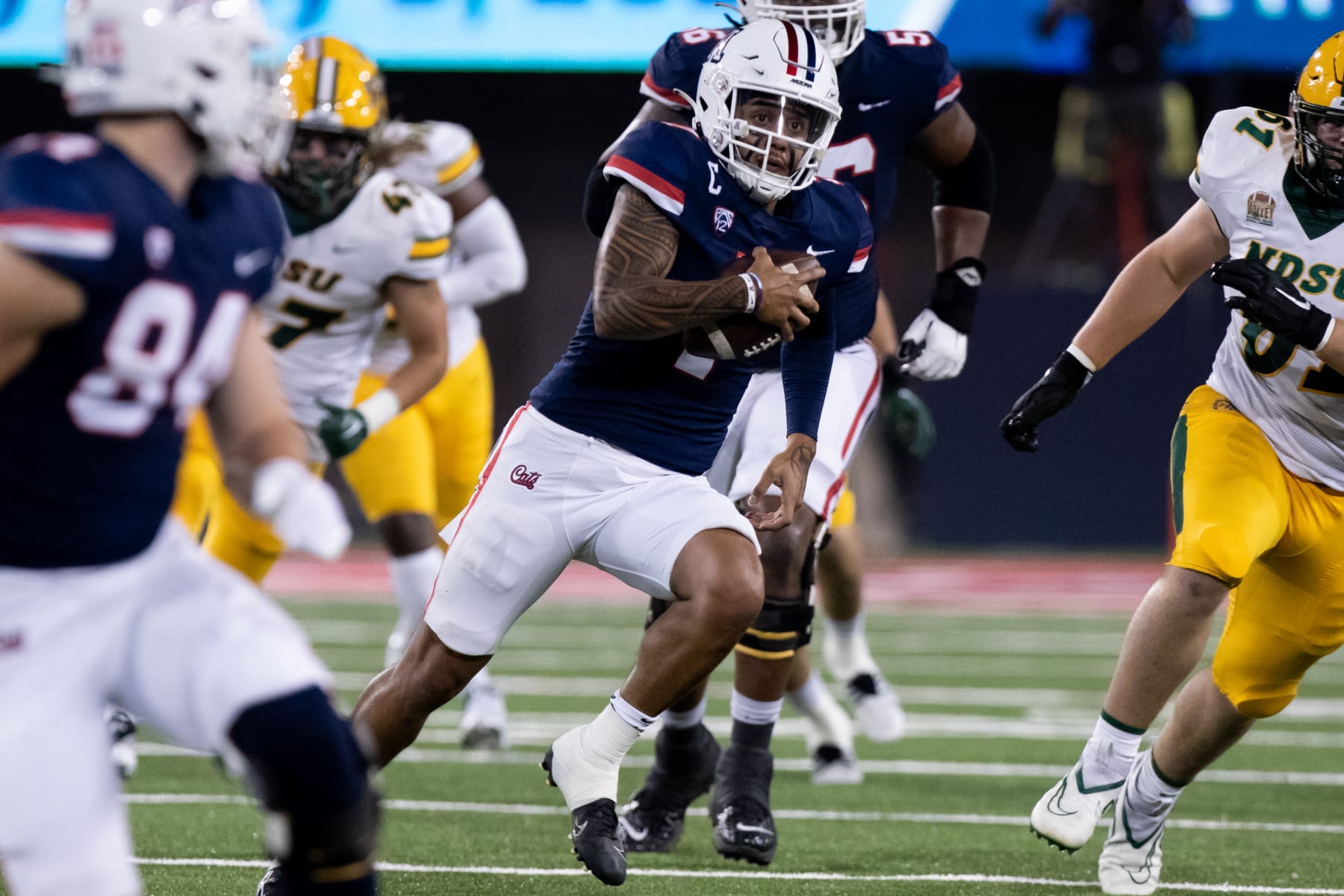 TUCSON, AZ - SEPTEMBER 17: University of Arizona Quarterback Jayden de Laura (7) scrambles out of the pocket during a college football game between the Arizona Wildcats and the North Dakota State Bison on September 17, 2022, at Arizona Stadium in Tucson, AZ. (Photo by Zac BonDurant/Icon Sportswire via Getty Images)