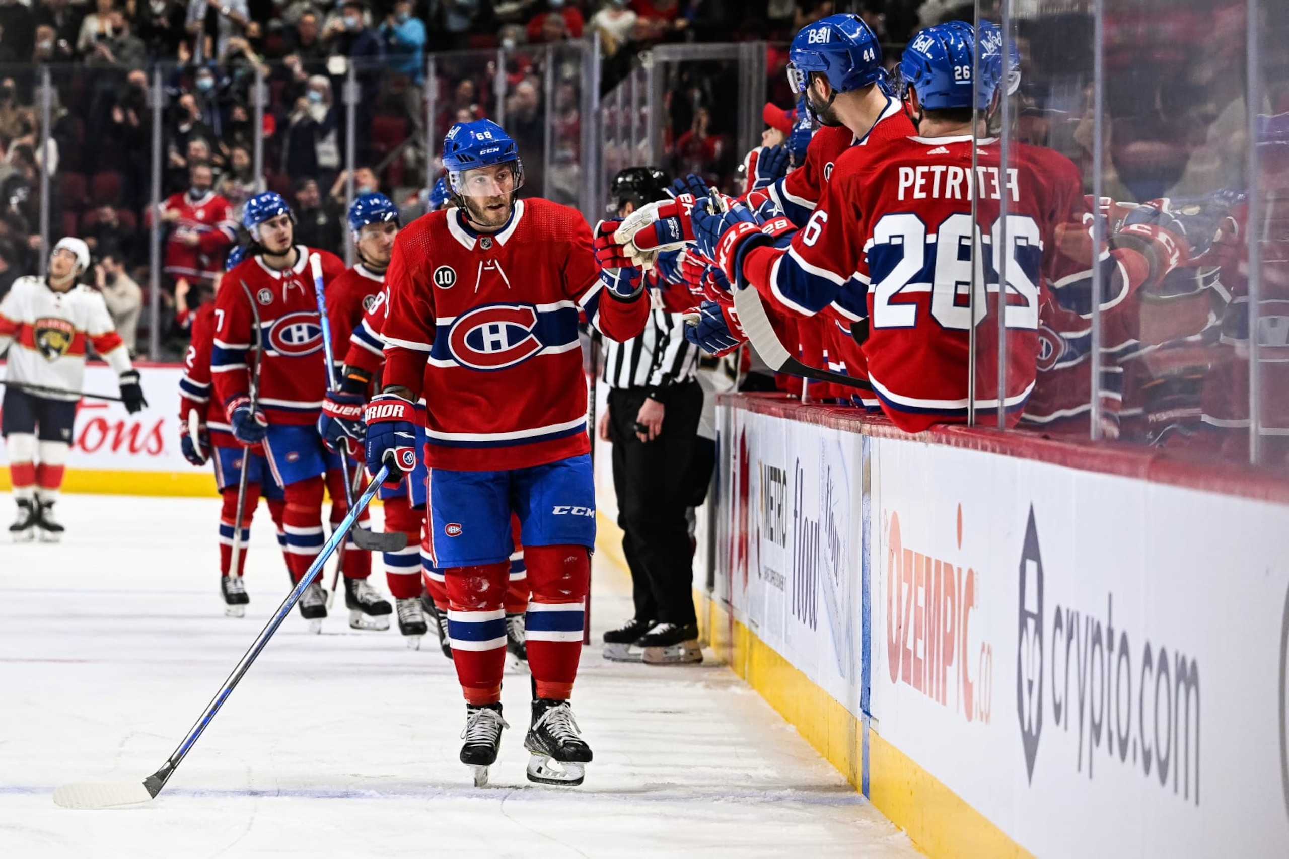 MONTREAL, QC - APRIL 29: Montreal Canadiens center Mike Hoffman (68) celebrates his goal with his teammates at the bench during the Florida Panthers versus the Montreal Canadiens game on April 29, 2022 at Bell Centre in Montreal, QC (Photo by David Kirouac/Icon Sportswire via Getty Images)
