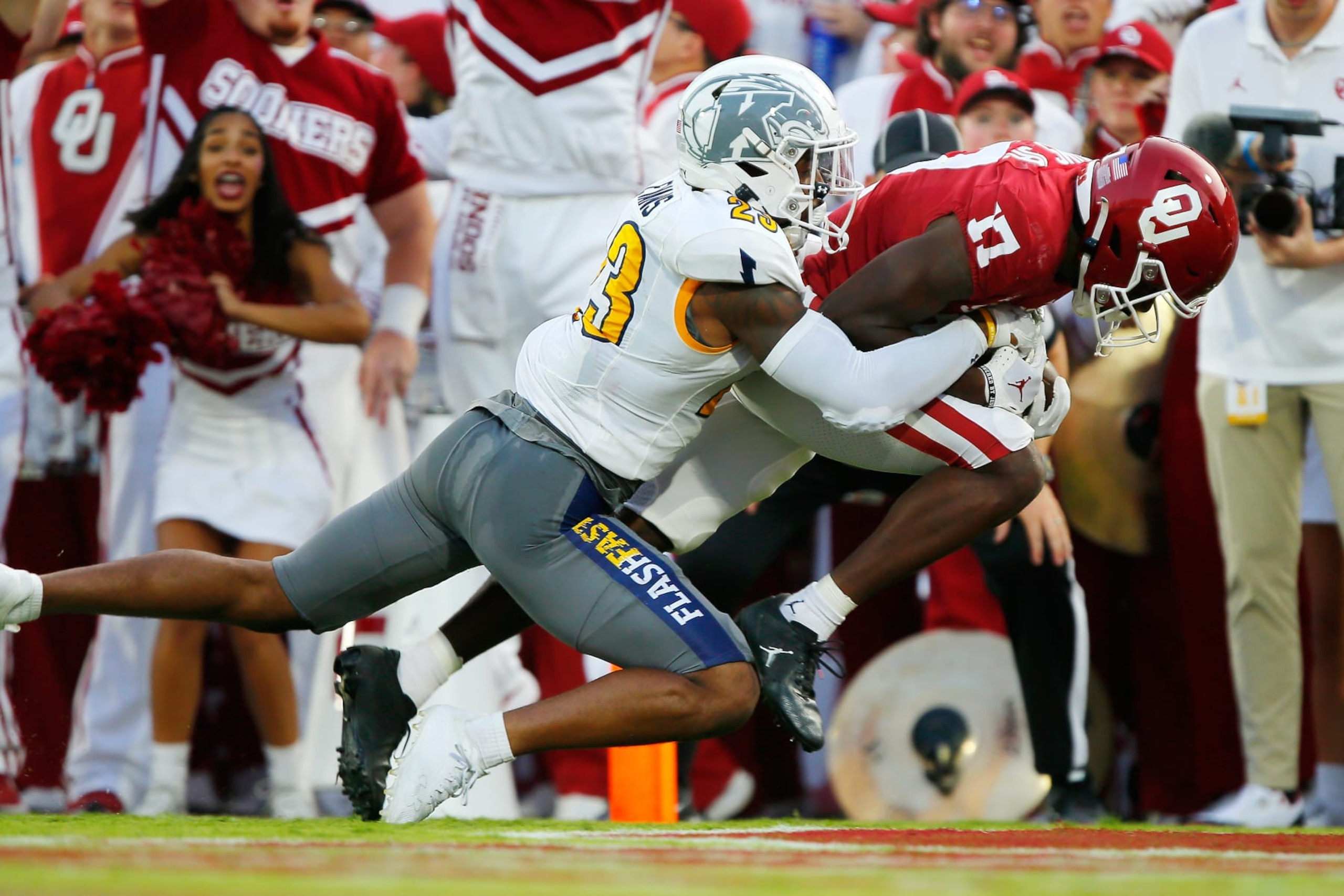 NORMAN, OK - SEPTEMBER 10:  Wide receiver Marvin Mims Jr. #17 of the Oklahoma Sooners pulls down a 36-yard touchdown catch against safety JoJo Evans #23 of the Kent State Golden Flashes with 18 seconds left in the first half at Gaylord Family Oklahoma Memorial Stadium on September 10, 2022 in Norman, Oklahoma.  OU leads 7-3 at the half.  (Photo by Brian Bahr/Getty Images)