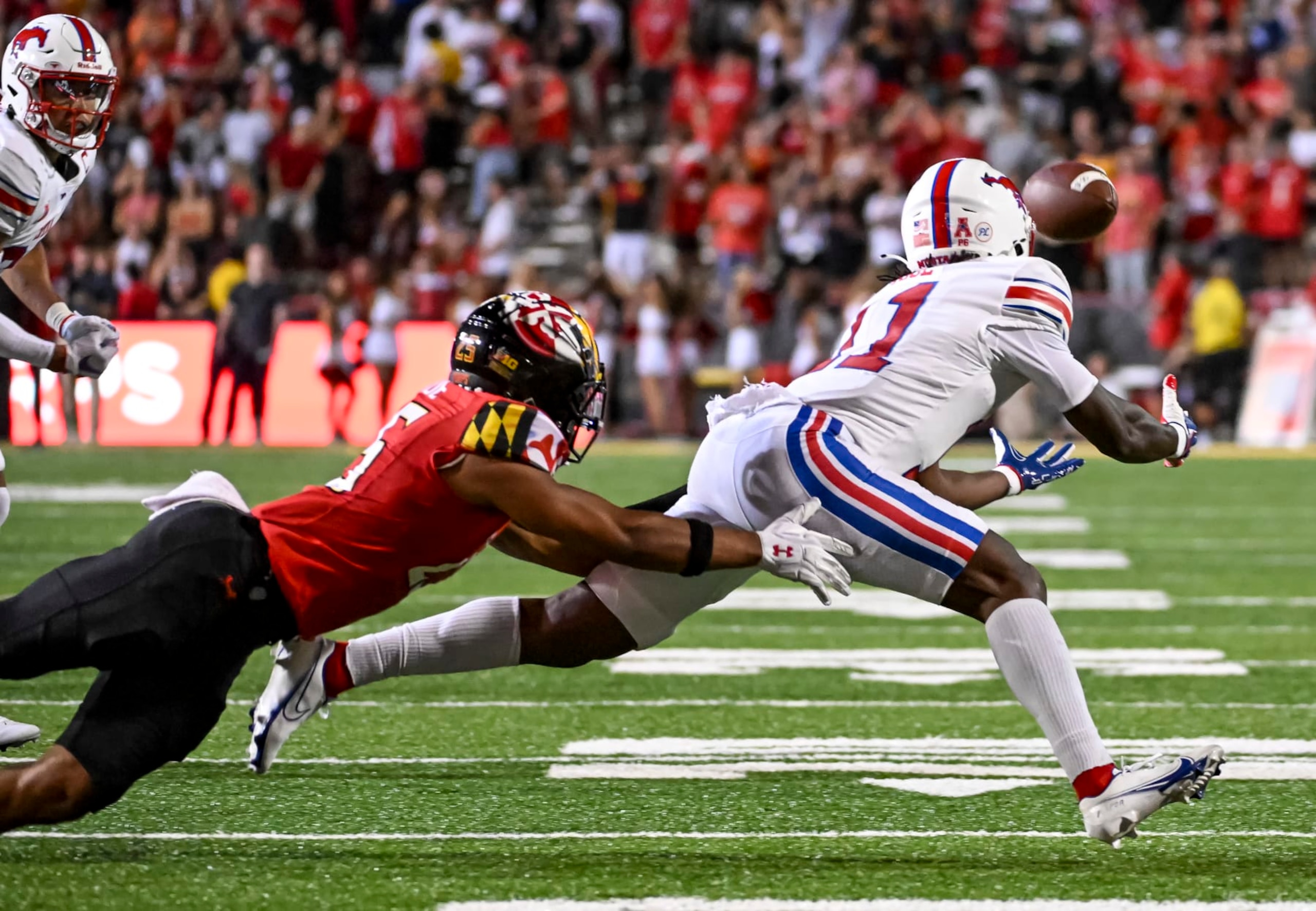 COLLEGE PARK, MD - SEPTEMBER 17: Southern Methodist Mustangs wide receiver Rashee Rice (11) makes a reception against Maryland Terrapins defensive back Beau Brade (25) during the SMU Mustangs game versus the Maryland Terrapins on September 17, 2022 at Capital One Field at Maryland Stadium in College Park, MD.  (Photo by Mark Goldman/Icon Sportswire via Getty Images)